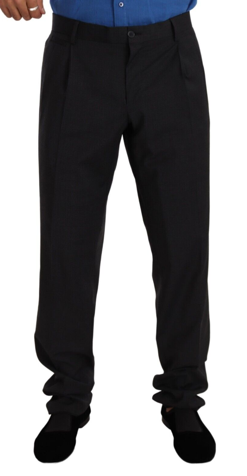 Pantalon de costume gris Dolce & Gabbana VENTANNI, style élégant, coupe droite, tissu de qualité, porté avec une chemise blanche.