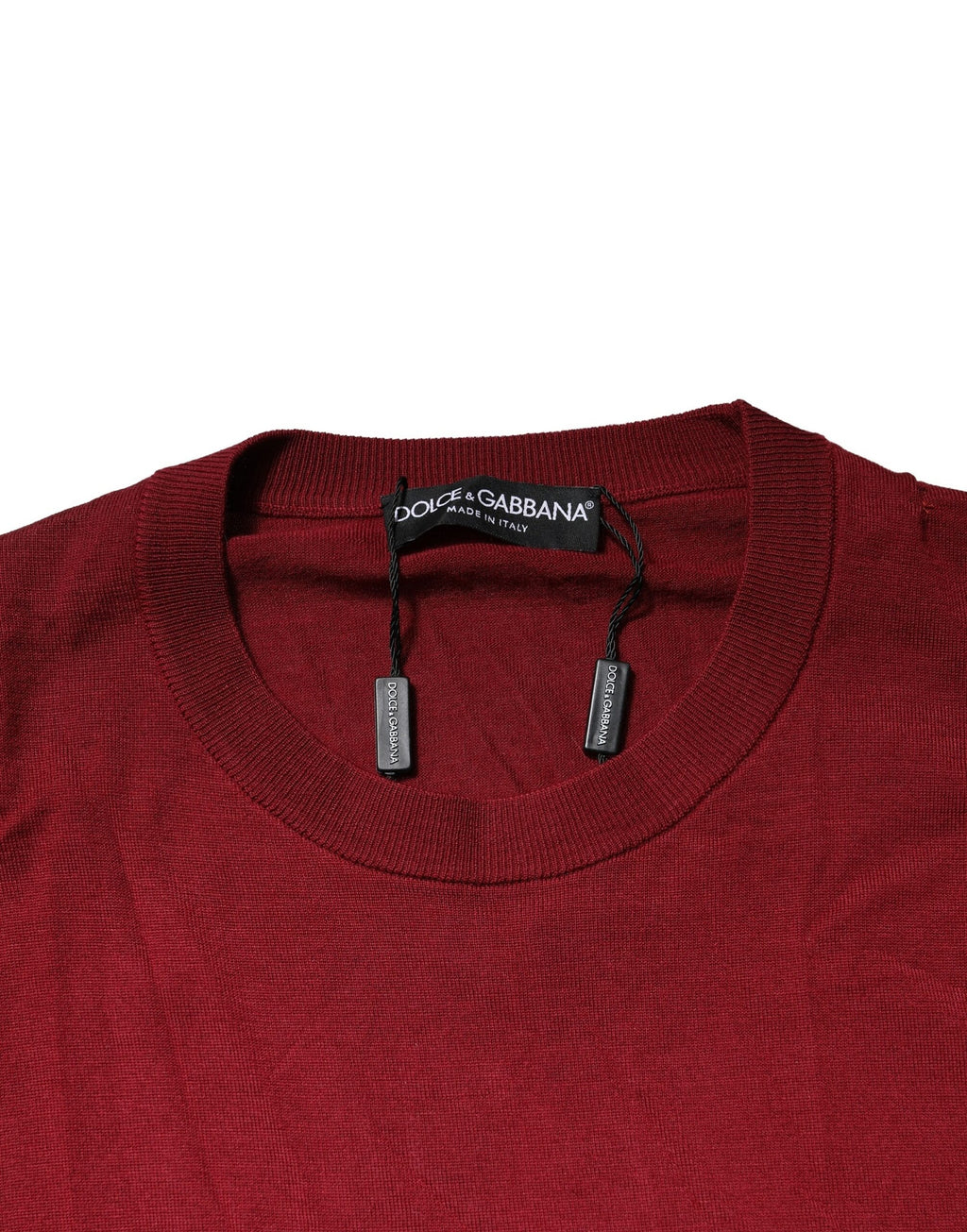 Pull homme Dolce & Gabbana en cachemire bordeaux, col rond, texture douce et élégante, porté sur un mannequin.