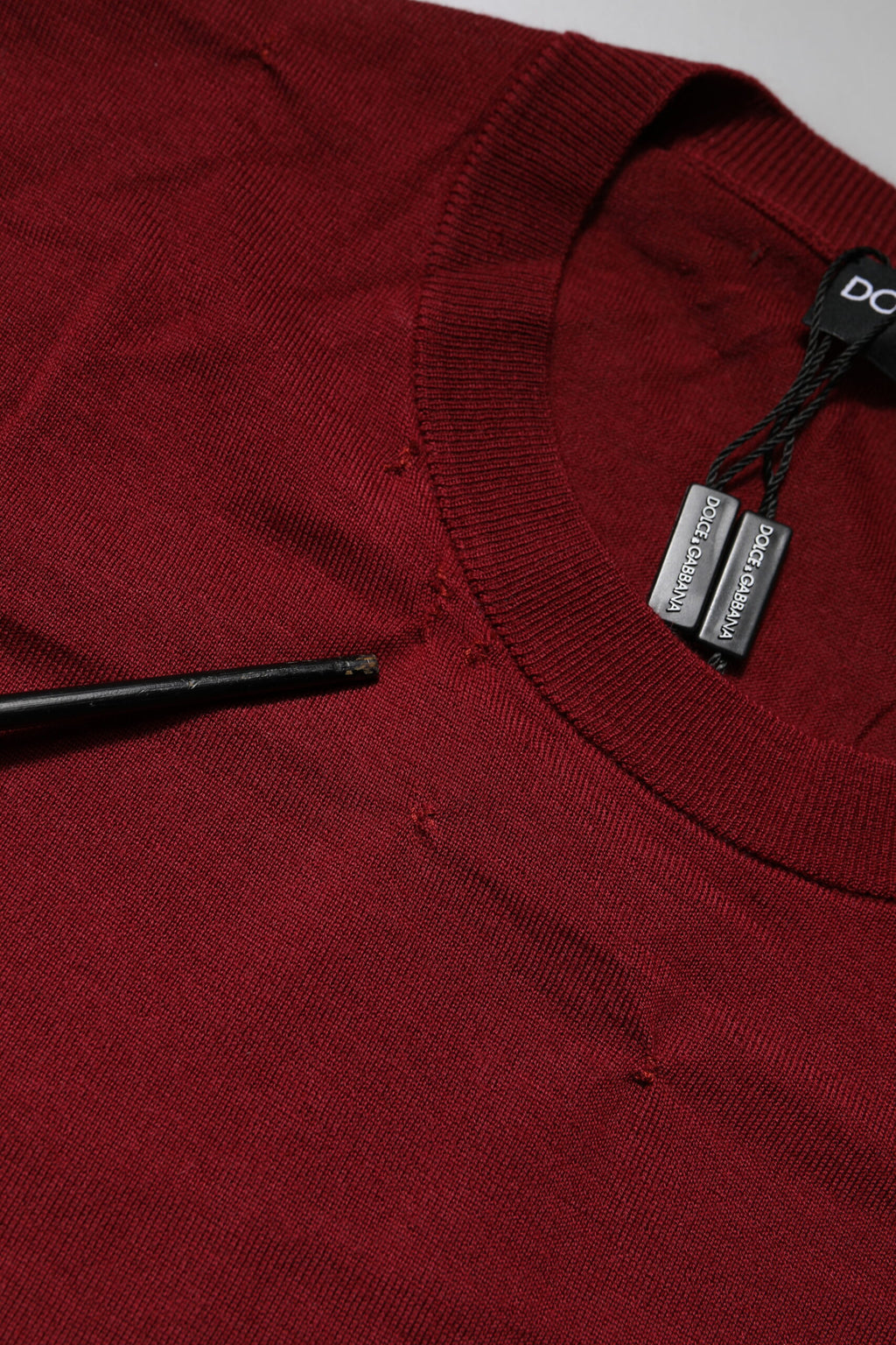 Sweatshirt en cachemire bordeaux Dolce & Gabbana à col rond, douceur et élégance visible sur l'image.