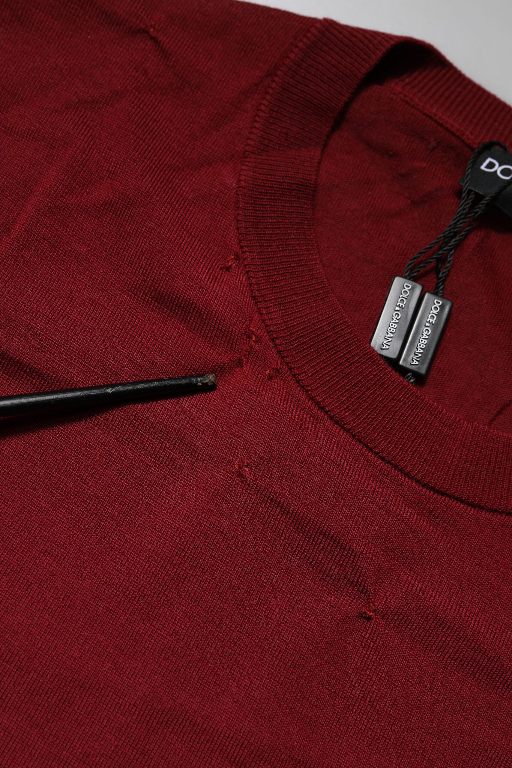 Sweatshirt en cachemire bordeaux Dolce & Gabbana à col rond, douceur et élégance visible sur l'image.