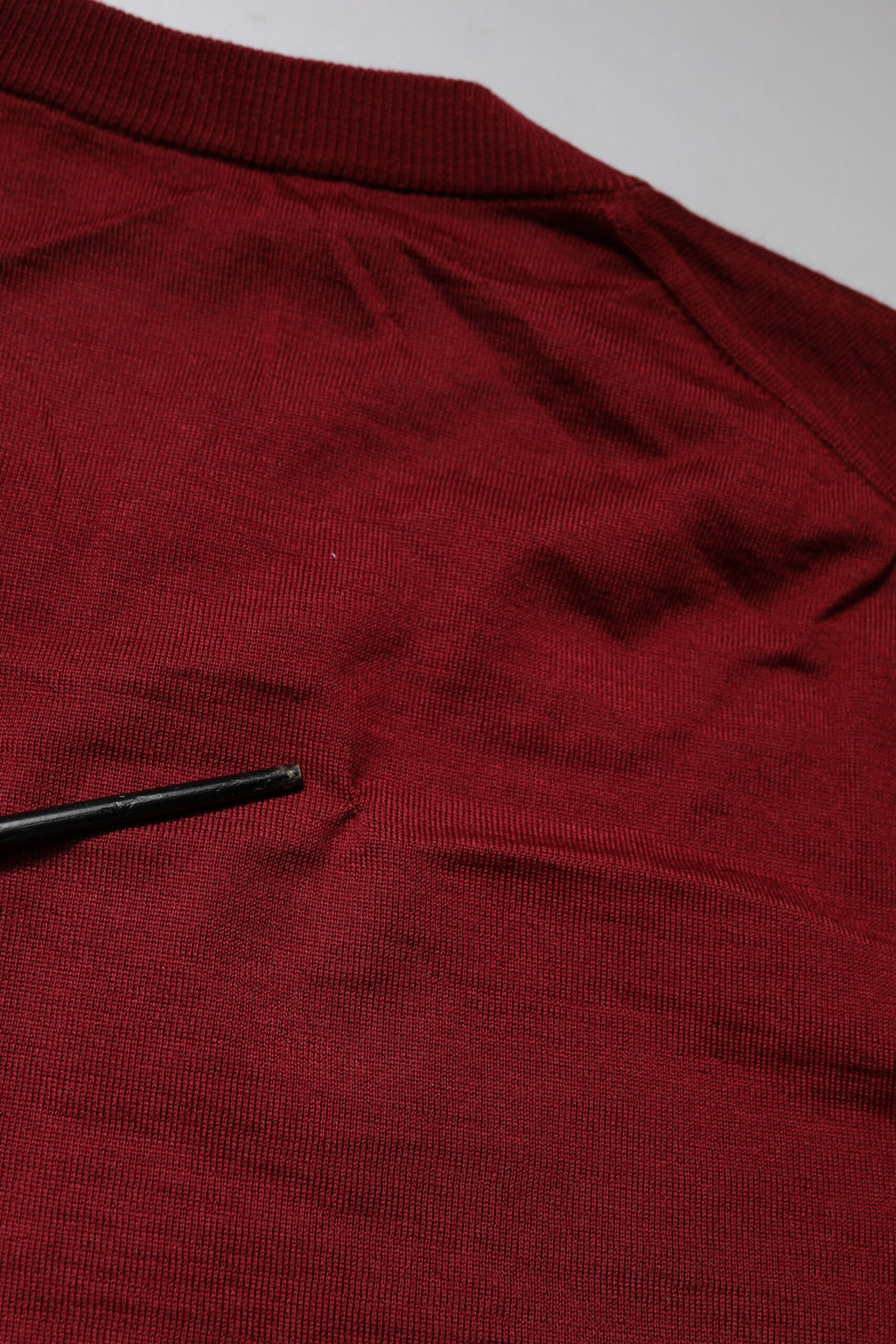 Sweat-shirt en cachemire bordeaux Dolce & Gabbana à col rond, doux et confortable, idéal pour un look élégant et décontracté.