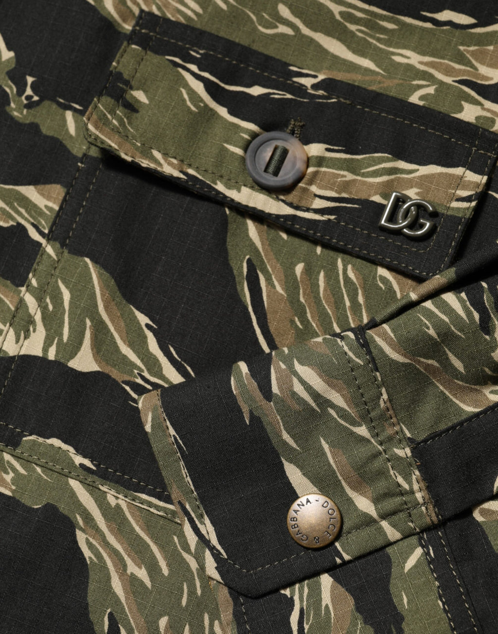 Chemise décontractée Dolce & Gabbana en coton camo multicolore, motif camouflage coloré, style casual et tendance.