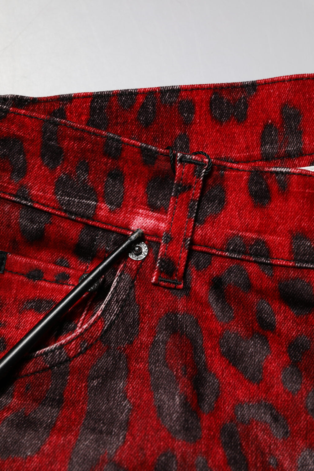 Jeans skinny en denim coton rouge à motif léopard Dolce & Gabbana, style mode tendance, visible détails de la coupe et motif léopard