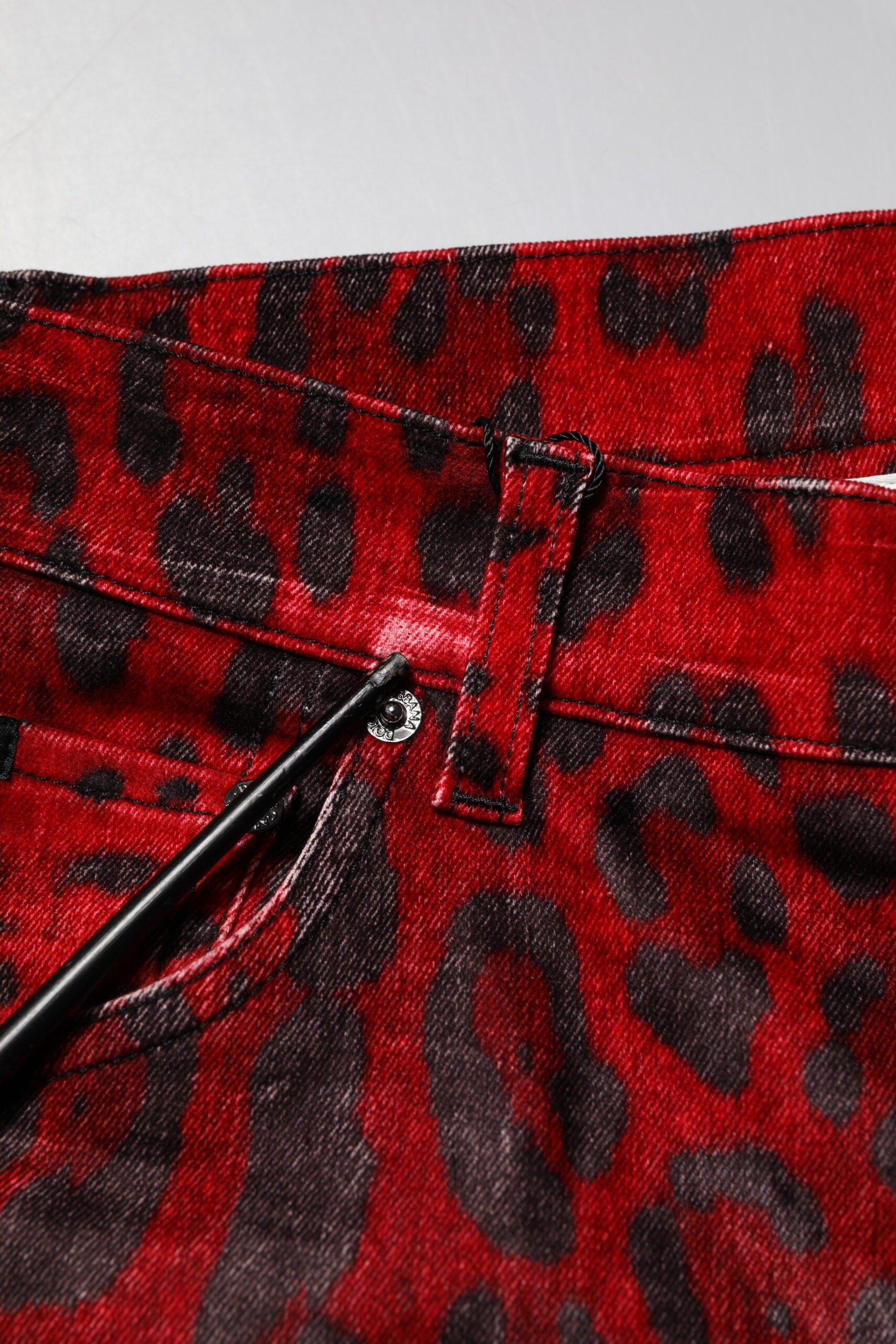 Jeans skinny en denim coton rouge à motif léopard Dolce & Gabbana, style mode tendance, visible détails de la coupe et motif léopard
