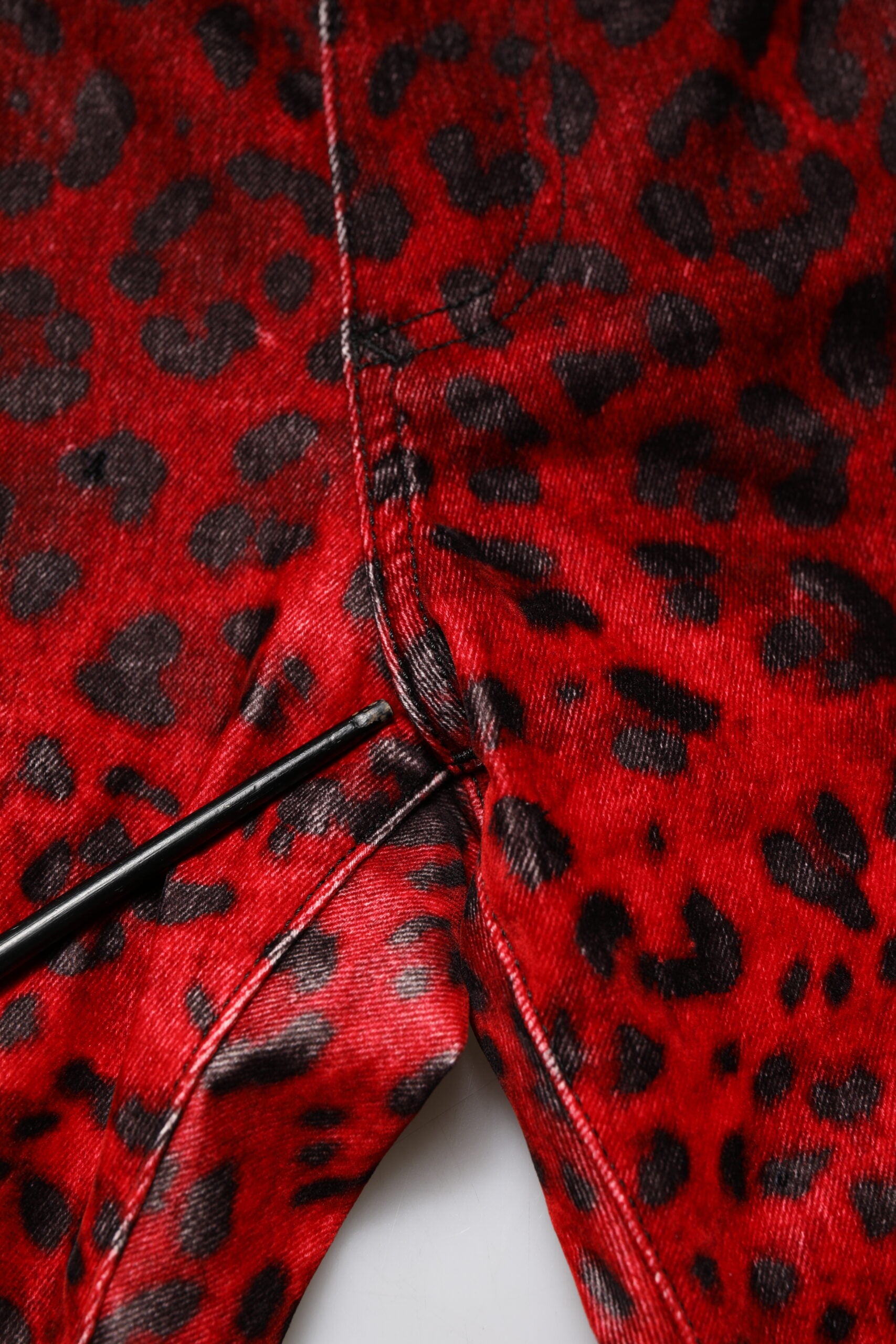 Jeans skinny en denim coton rouge avec imprimé léopard Dolce & Gabbana, style moderne et graphique, pour femme.