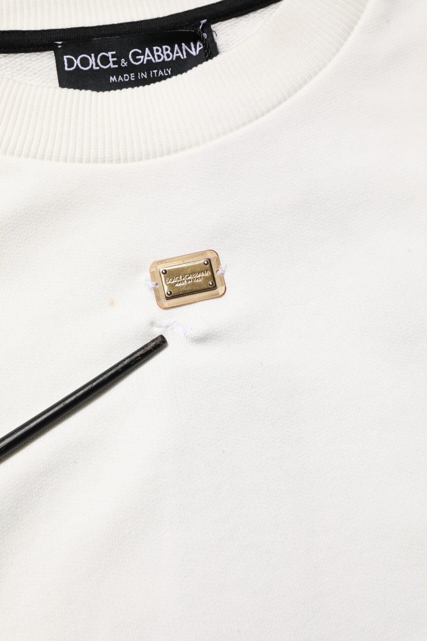 Sweat-shirt blanc Dolce & Gabbana avec logo DG, col rond, en coton, porté sur un mannequin.