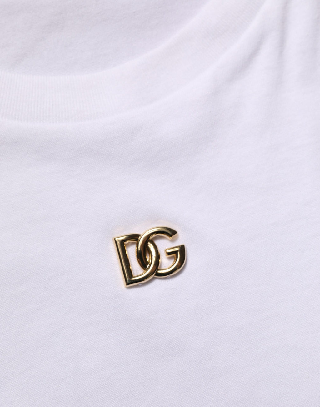 T-shirt blanc en métal avec logo DG de Dolce & Gabbana, manches courtes, design élégant et moderne.