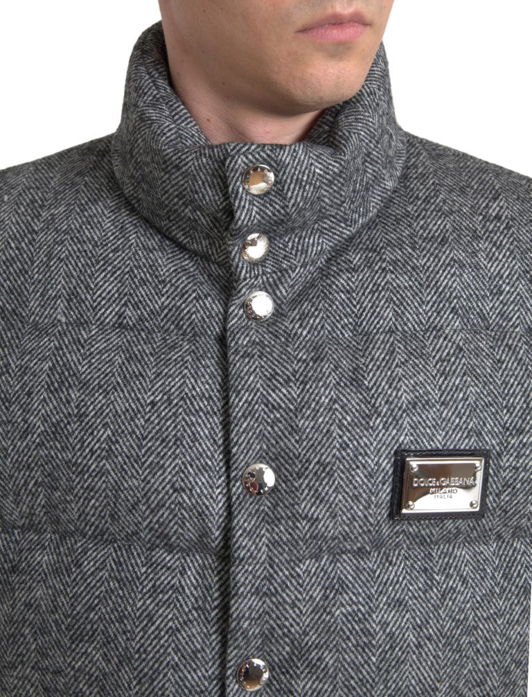 Gilet en laine mélangée à motif chevron élégant de Dolce & Gabbana, porté avec col en V et coupe ajustée.