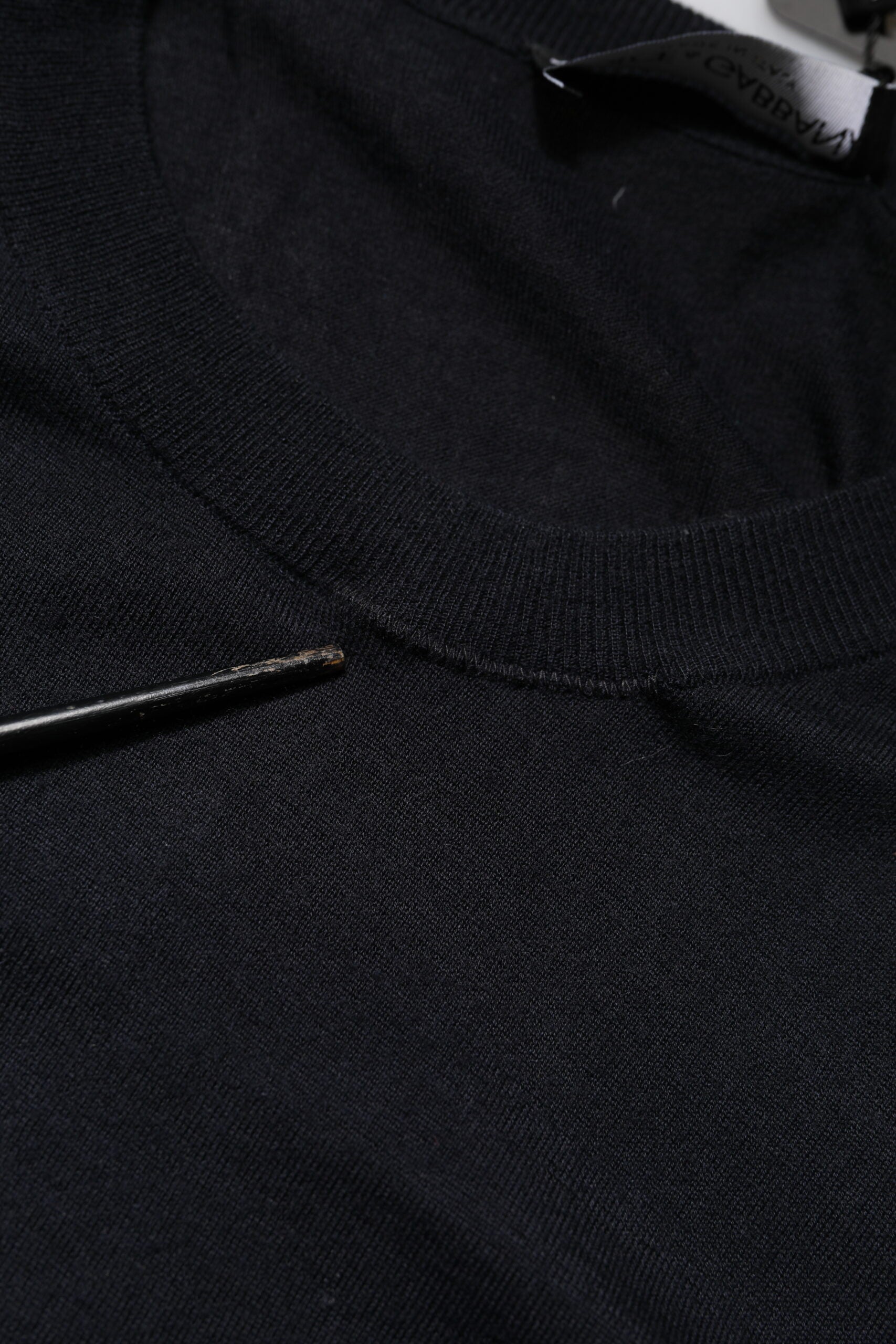 Pull-over à manches longues noir Dolce & Gabbana en cachemire avec col rond, vue de face.