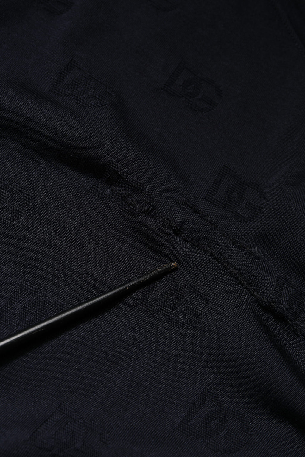 Sweatshirt Dolce & Gabbana en soie noire à col rond, pull élégant avec finition douce, pour un look chic et confortable.