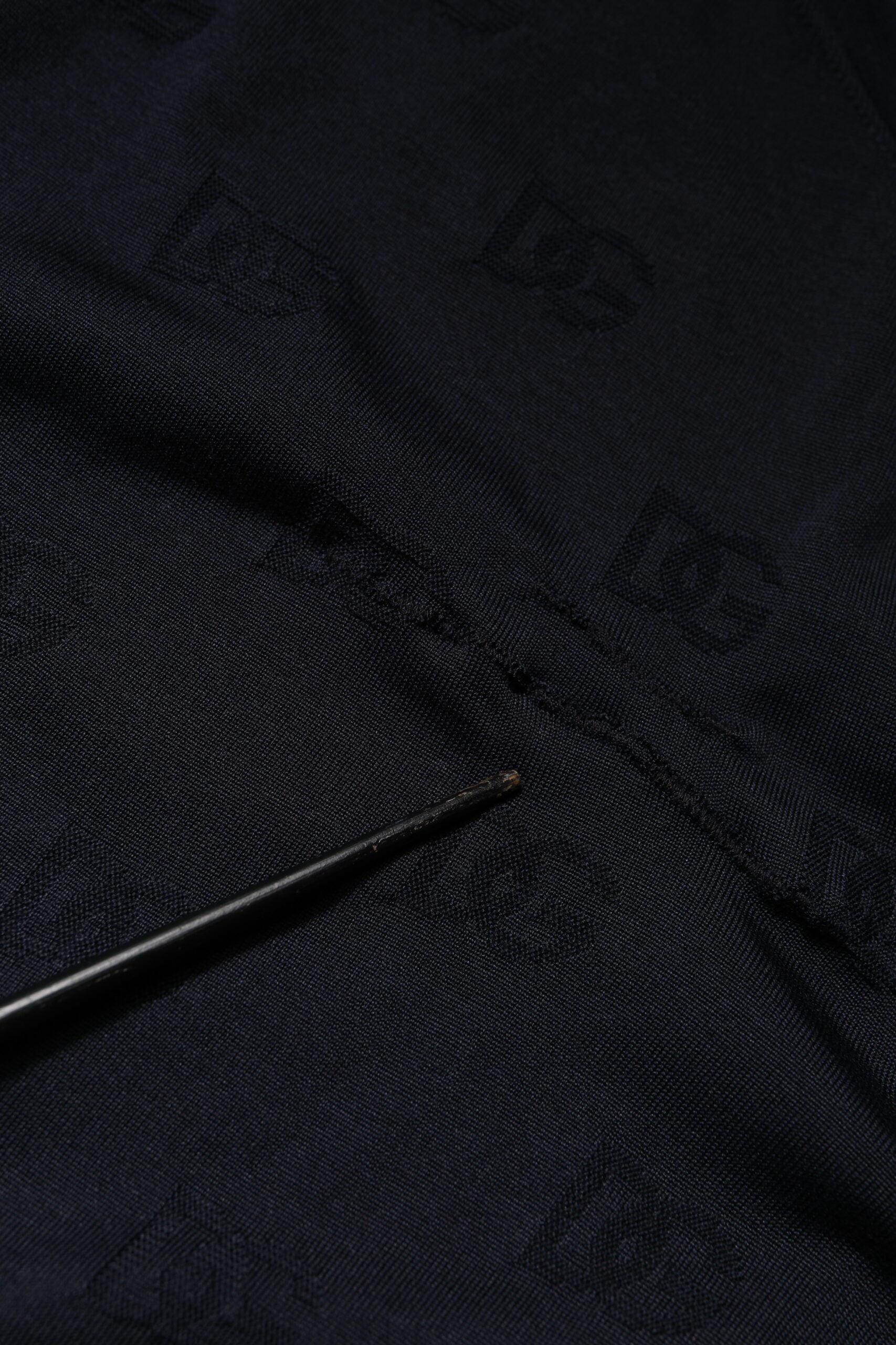 Sweatshirt Dolce & Gabbana en soie noire à col rond, pull élégant avec finition douce, pour un look chic et confortable.
