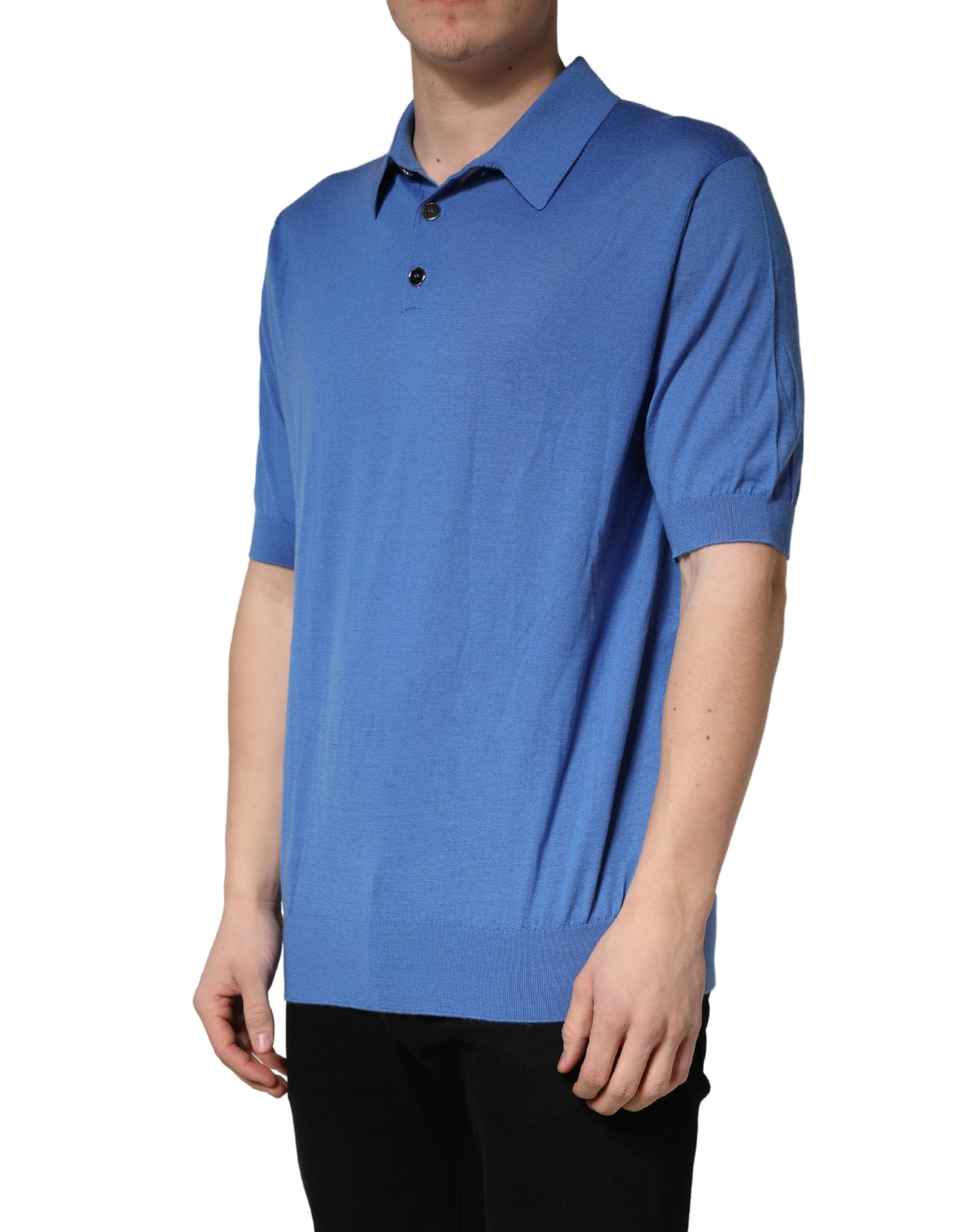 Polo Dolce & Gabbana en cachemire bleu à manches courtes, vue de face, doux et élégant.