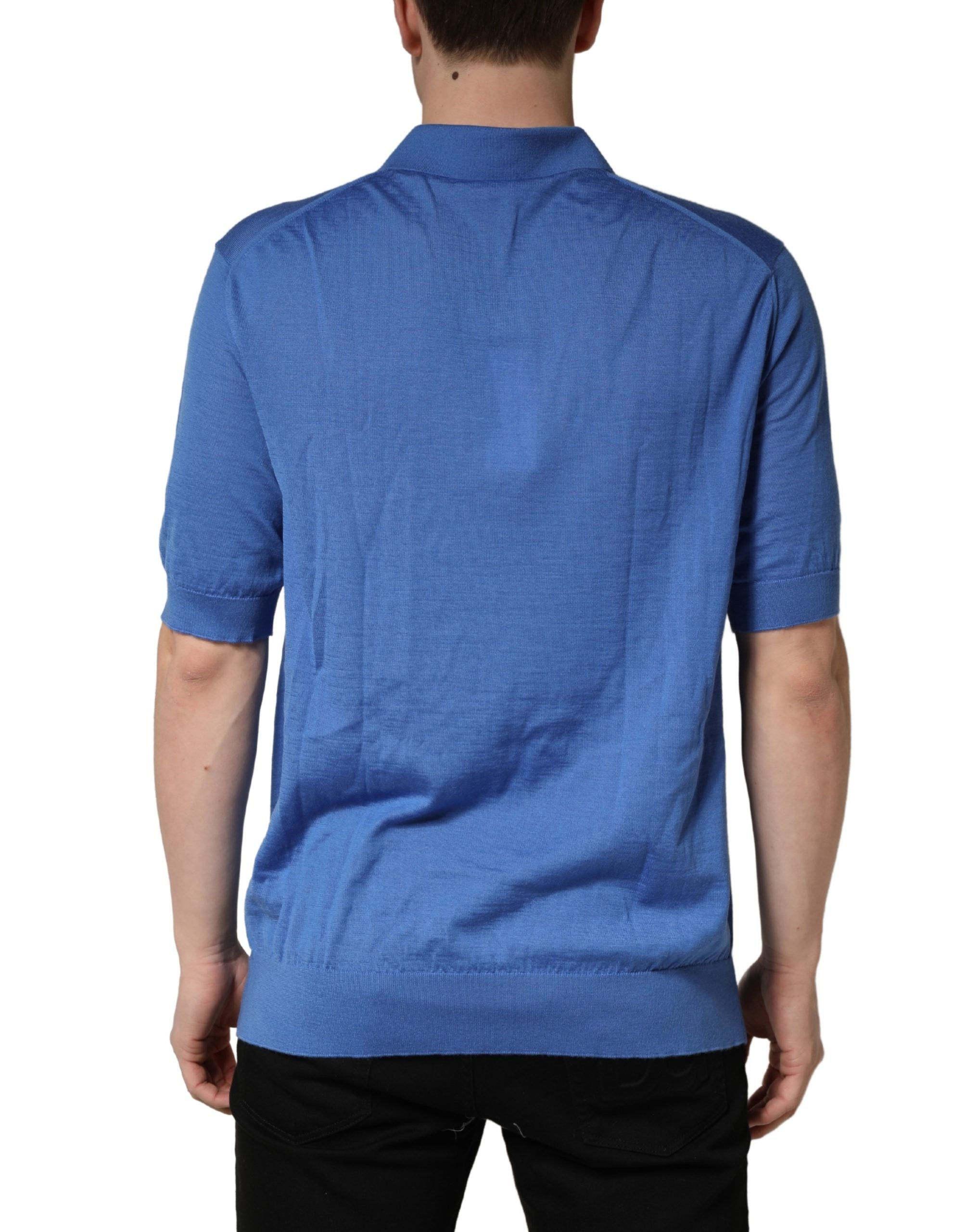 Polo Dolce & Gabbana en cachemire bleu à manches courtes, style élégant et confortabel, vue de face.