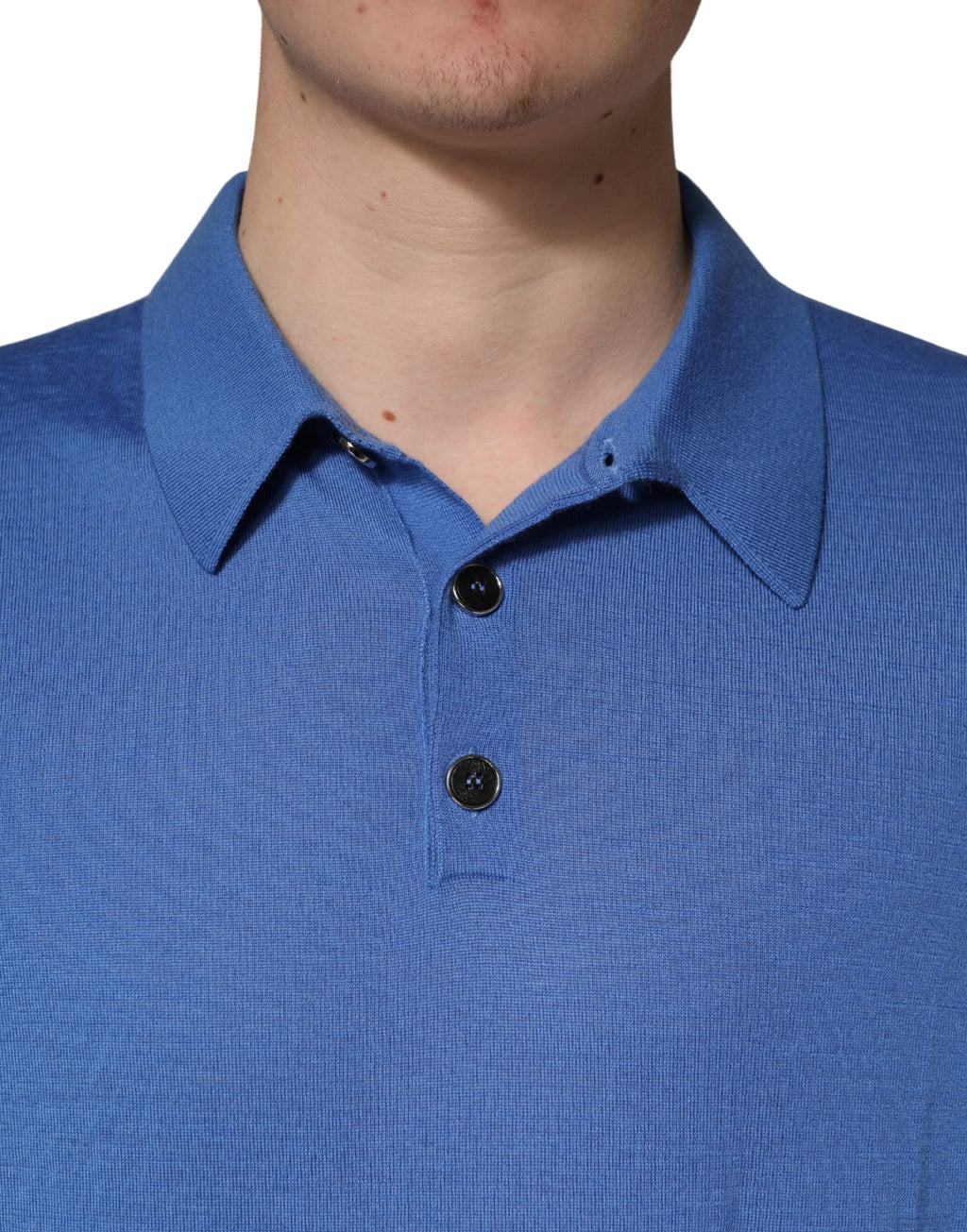 Polo en cachemire bleu à manches courtes de Dolce & Gabbana, élégant T-shirt pour homme avec logo subtil.