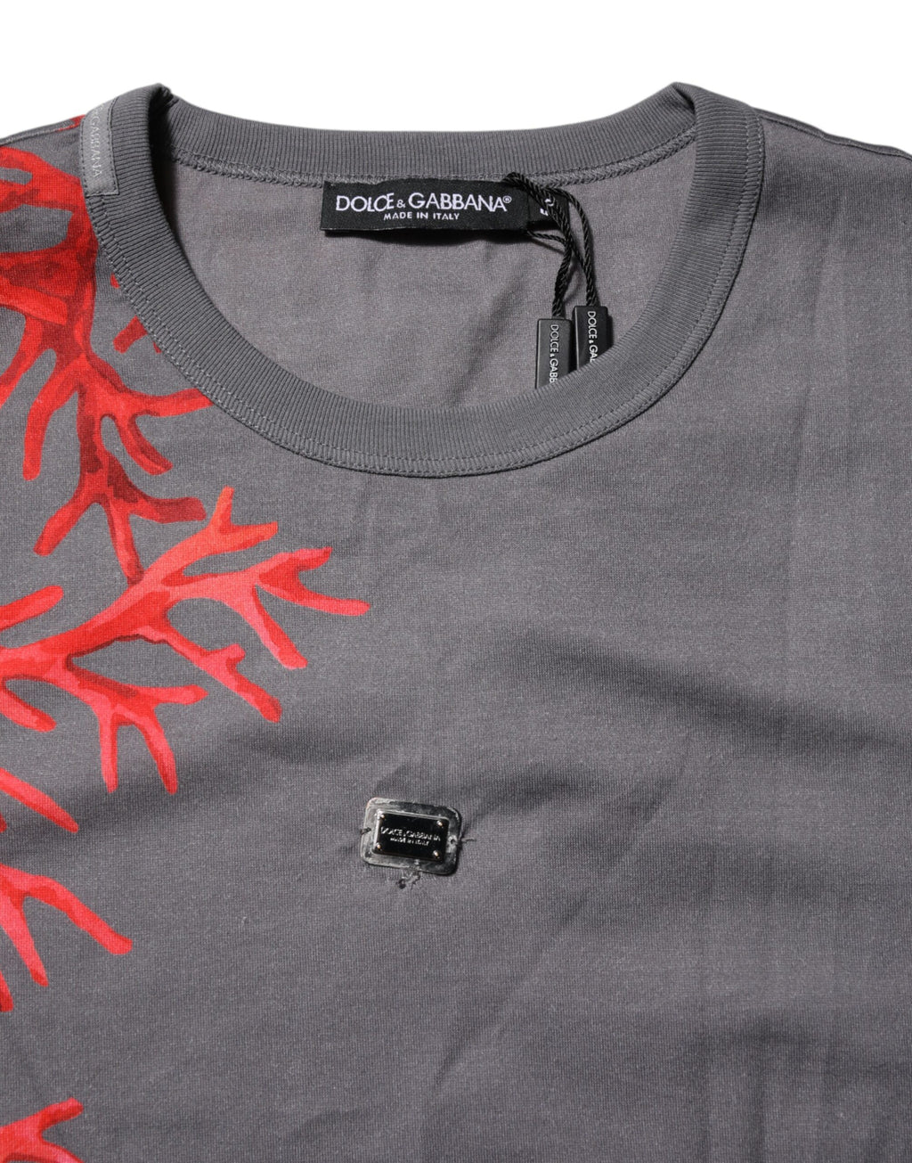 T-shirt Dolce & Gabbana en coton gris avec imprimé corail et logo plaqué, style décontracté et élégant.