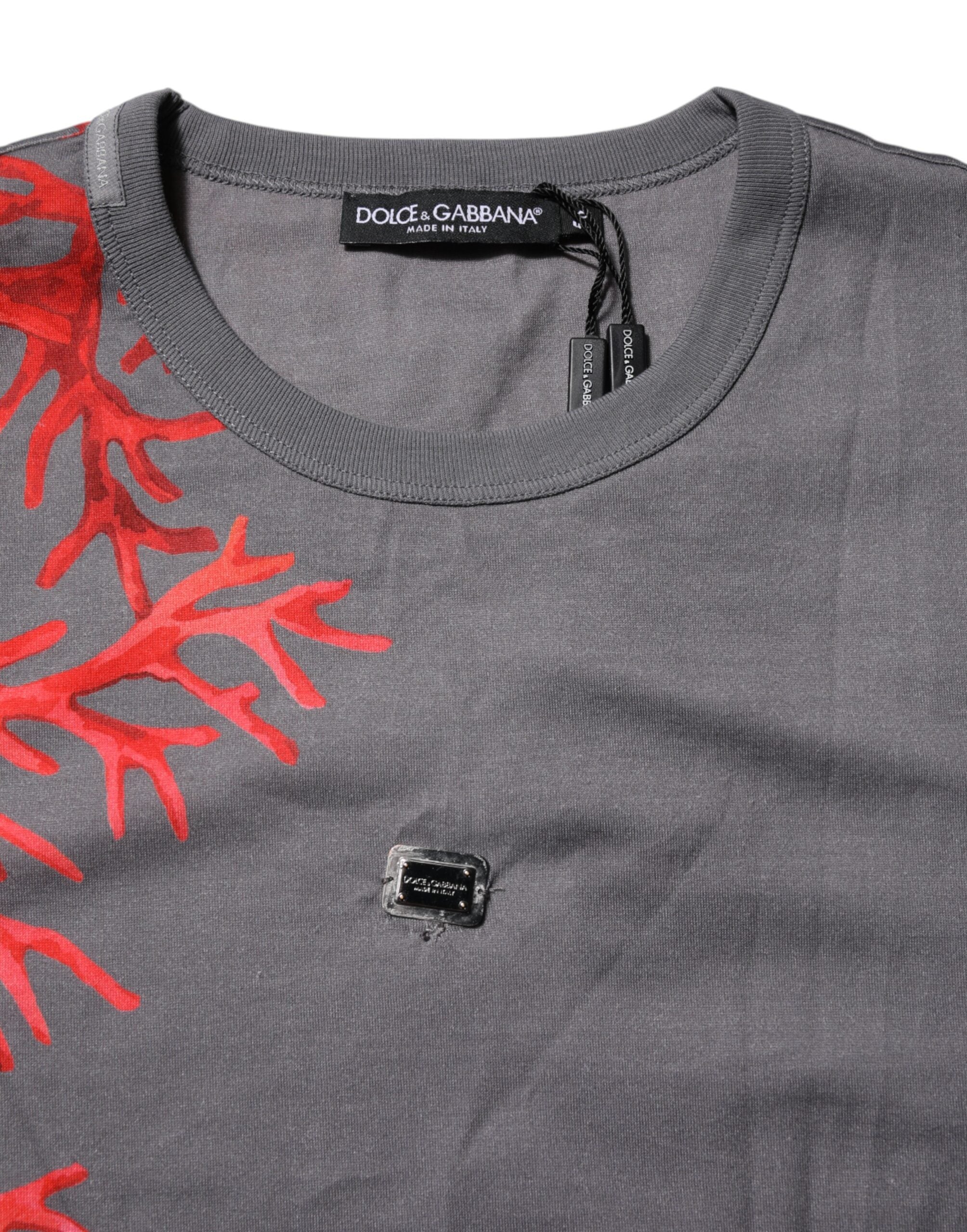 T-shirt Dolce & Gabbana en coton gris avec imprimé corail et logo plaqué, style décontracté et élégant.