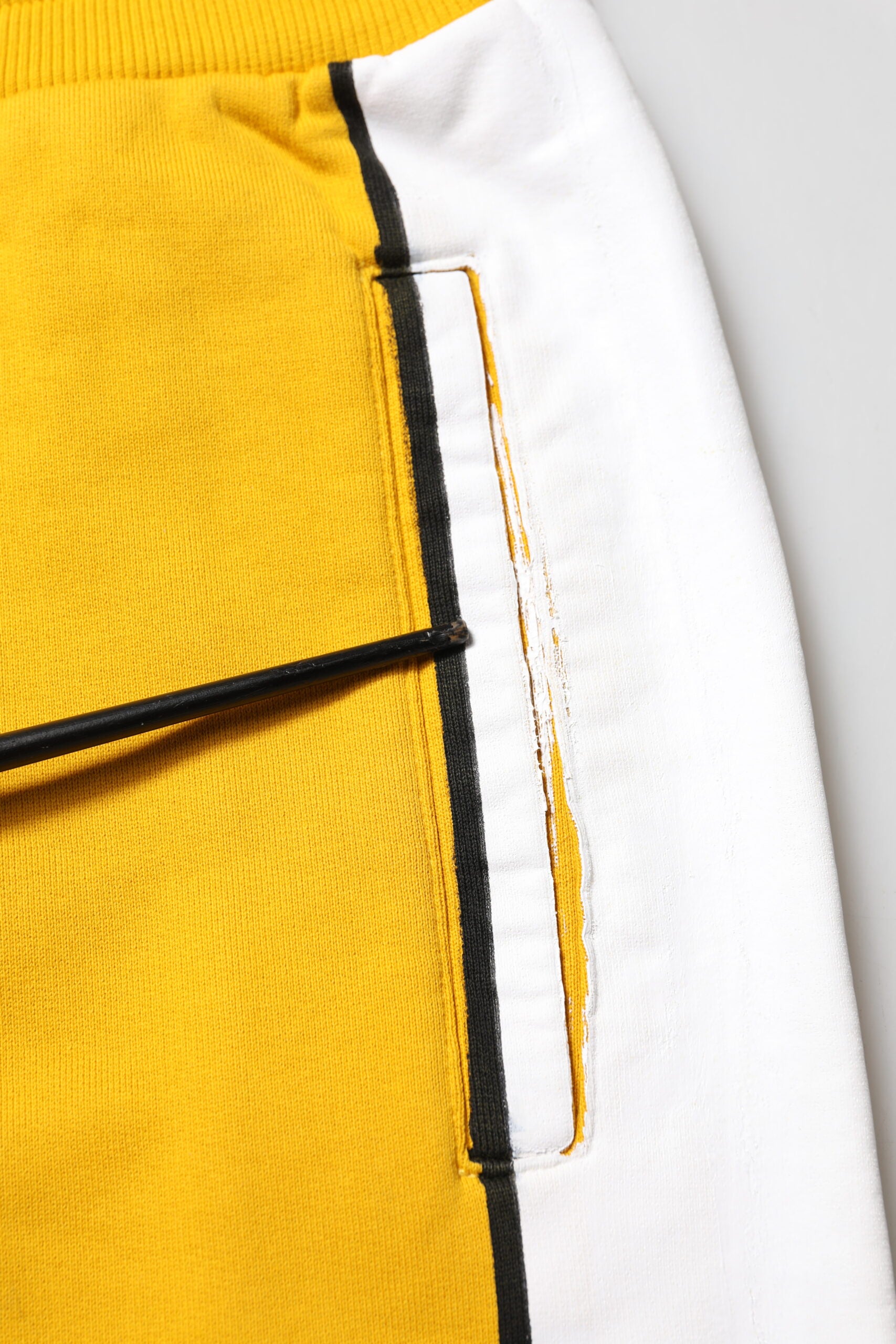 Pantalons jogger Dolce & Gabbana en coton jaune avec logo, style décontracté et confortable.