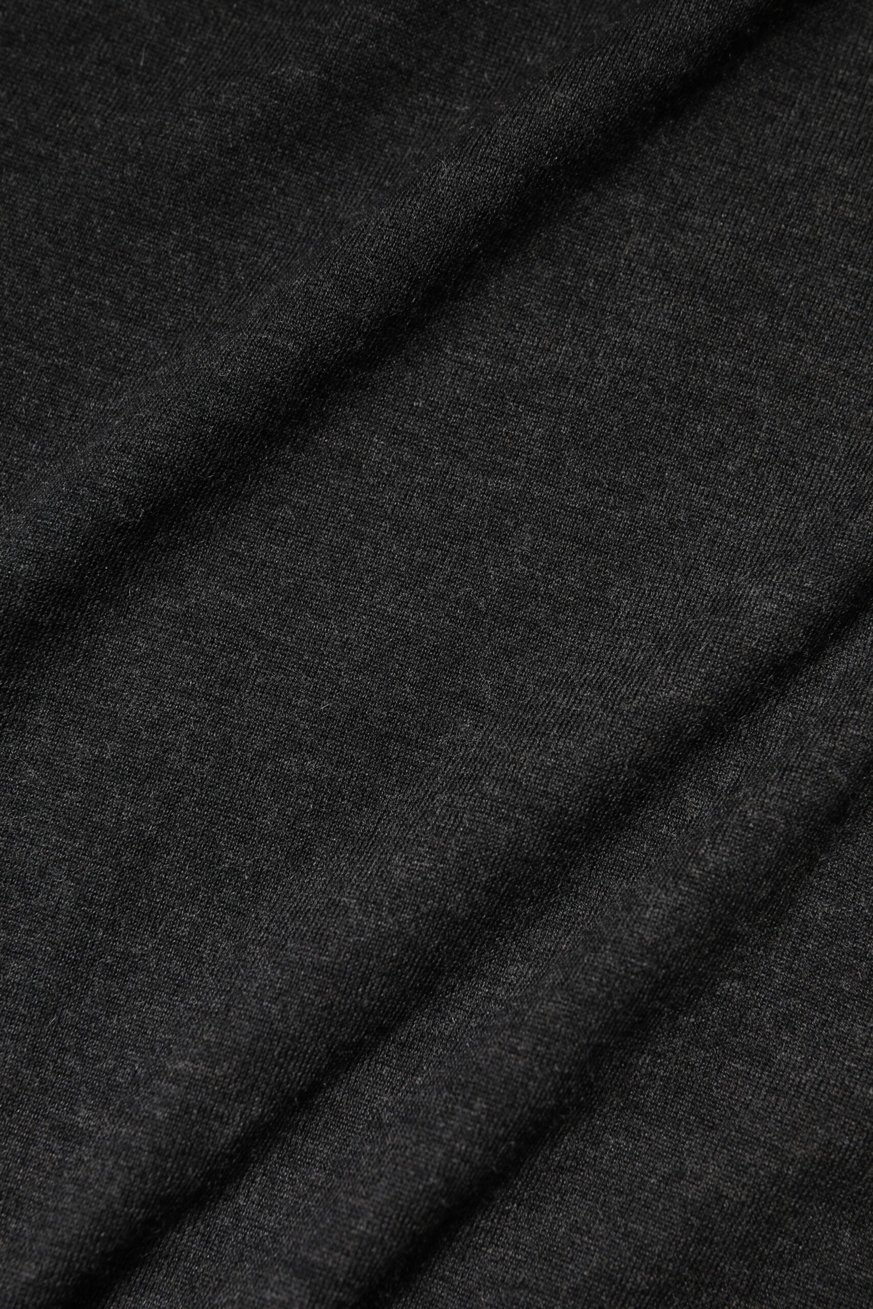 Pull gris à manches longues Dolce & Gabbana avec col ras de cou, visible en détail sur l'image.
