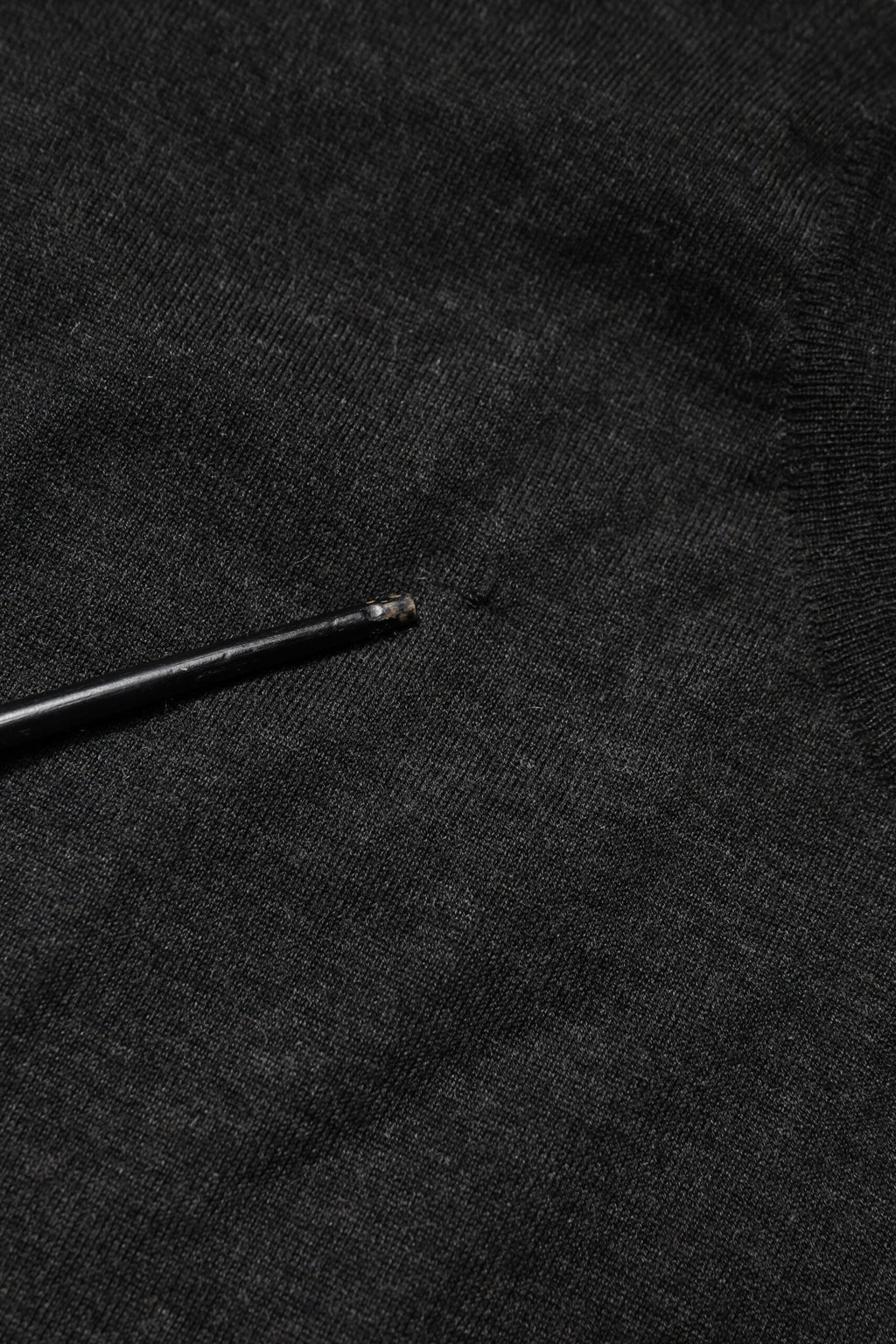 Pull en laine à manches longues Dolce & Gabbana gris avec col rond, idéal pour un style élégant et décontracté.