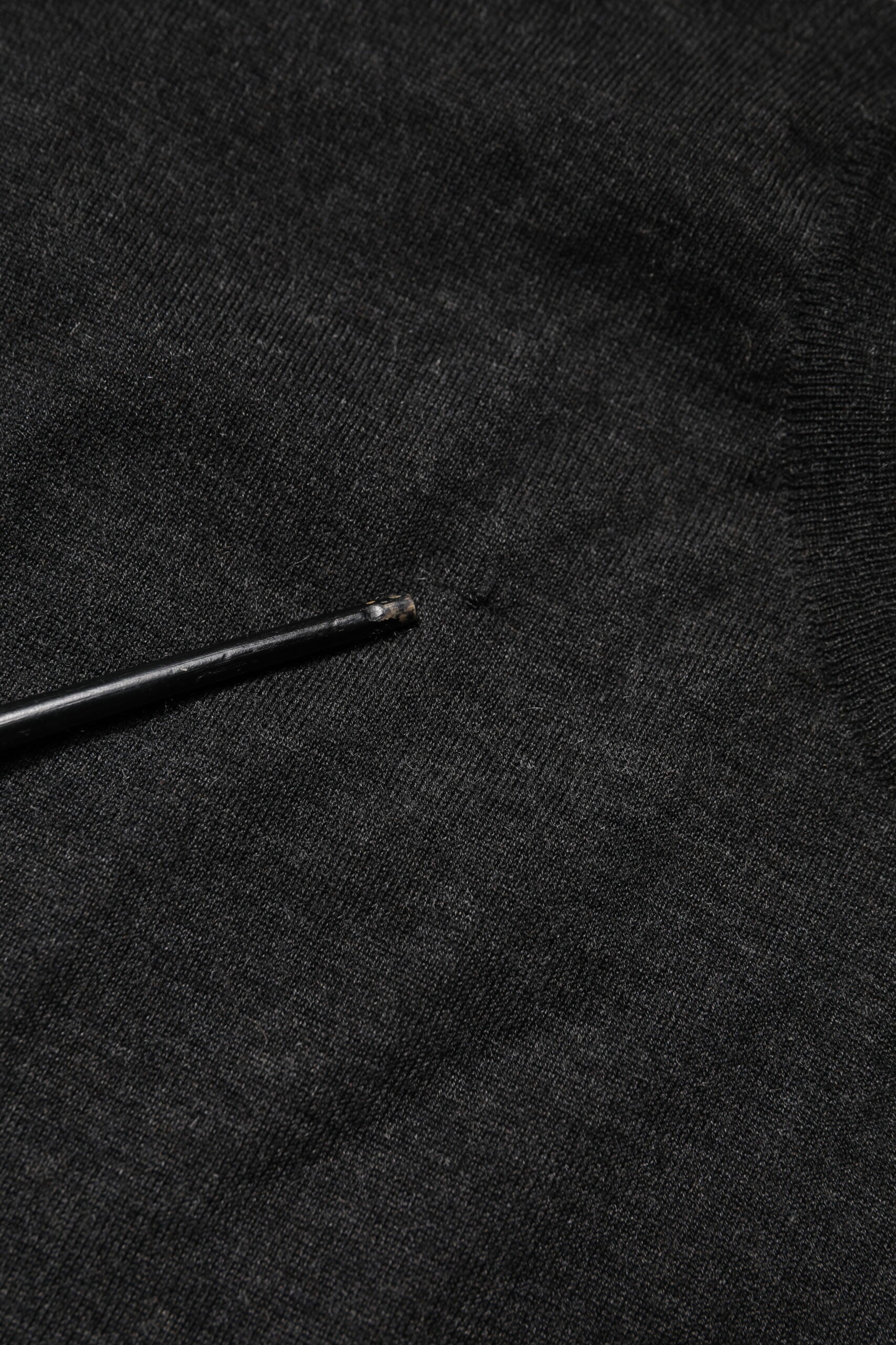 Pull en laine à manches longues Dolce & Gabbana gris avec col rond, idéal pour un style élégant et décontracté.