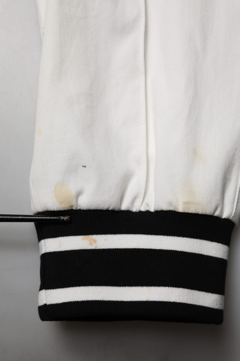 Pantalon de jogging cargo en coton blanc pour homme de Dolce & Gabbana, style décontracté avec poches latérales.