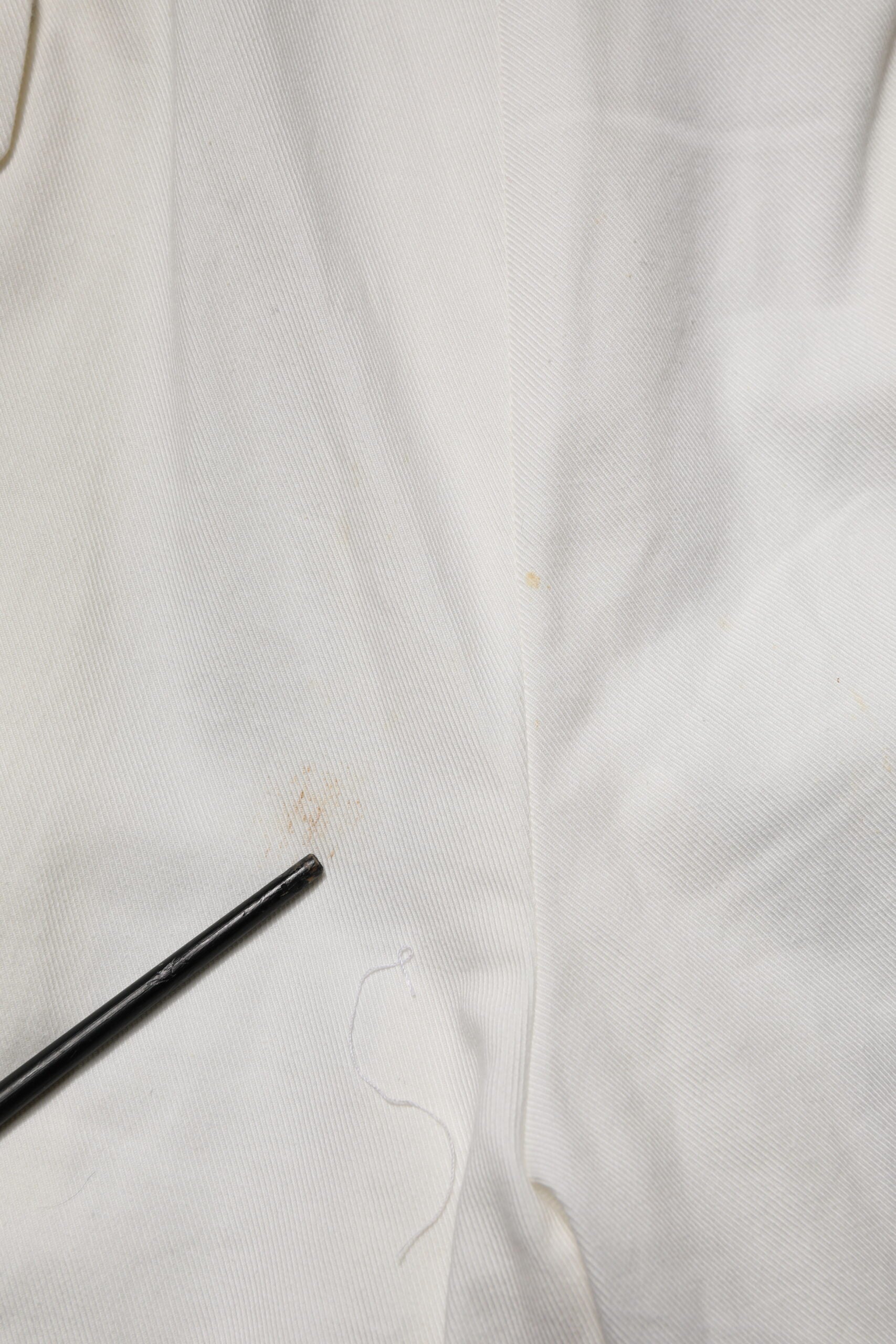 Pantalons cargo pour homme Dolce & Gabbana en coton blanc, style décontracté avec poches latérales et ceinture élastique.