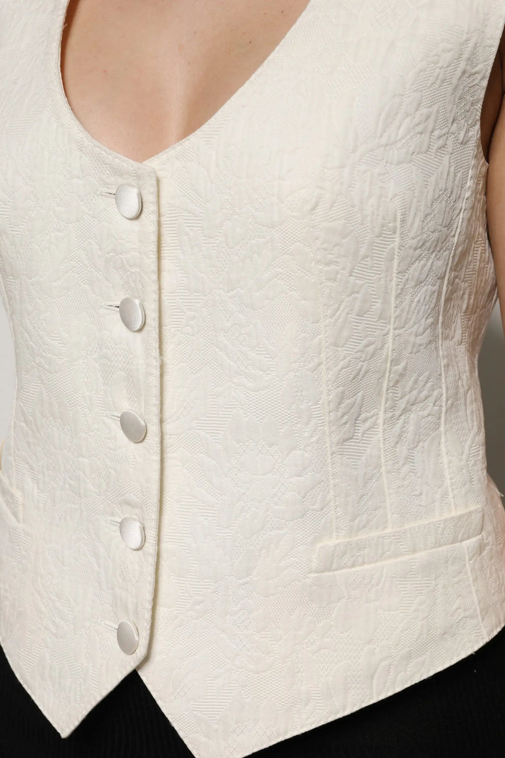 Dolce & Gabbana gilet sans manches ivoire en coton texturé avec col en v et cinq boutons assortis sur le devant