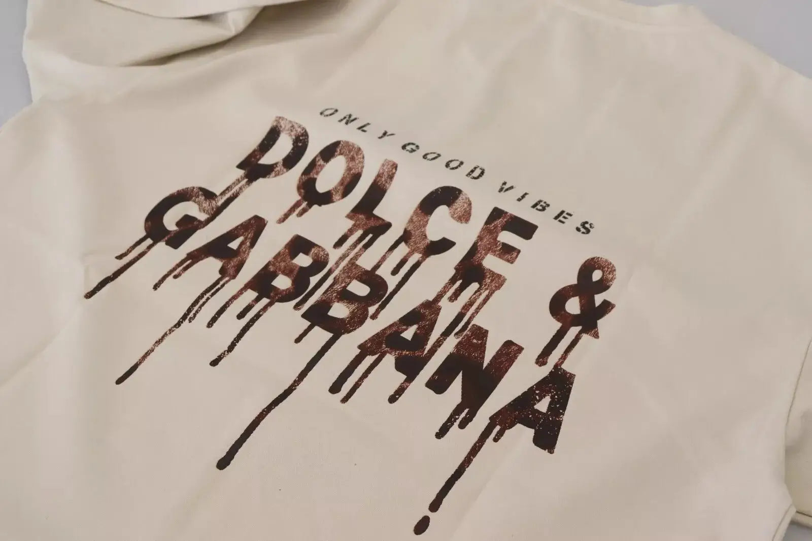 Dolce & gabbana sweat à capuche ivoire en coton avec imprimé marron dégoulinant et texte only good vibes