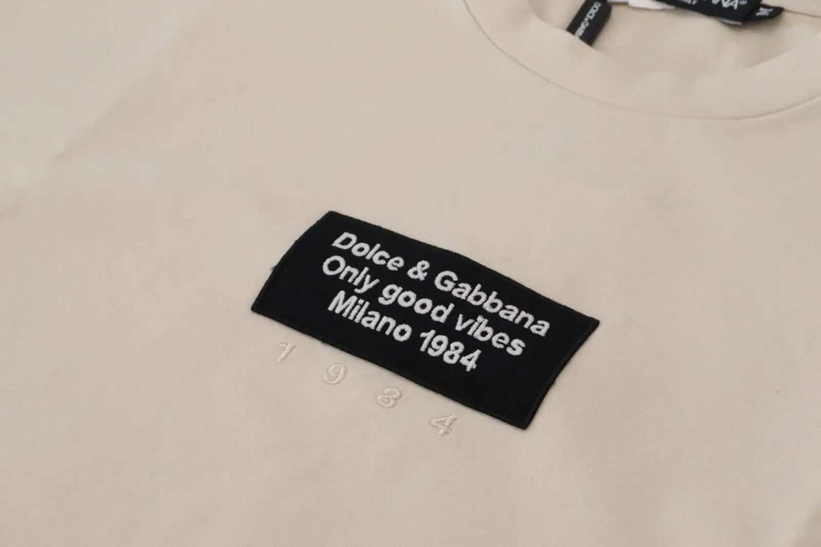 Sweatshirt dolce & gabbana ivoire en coton avec patch noir brodé et année 1984 imprimée sur le devant