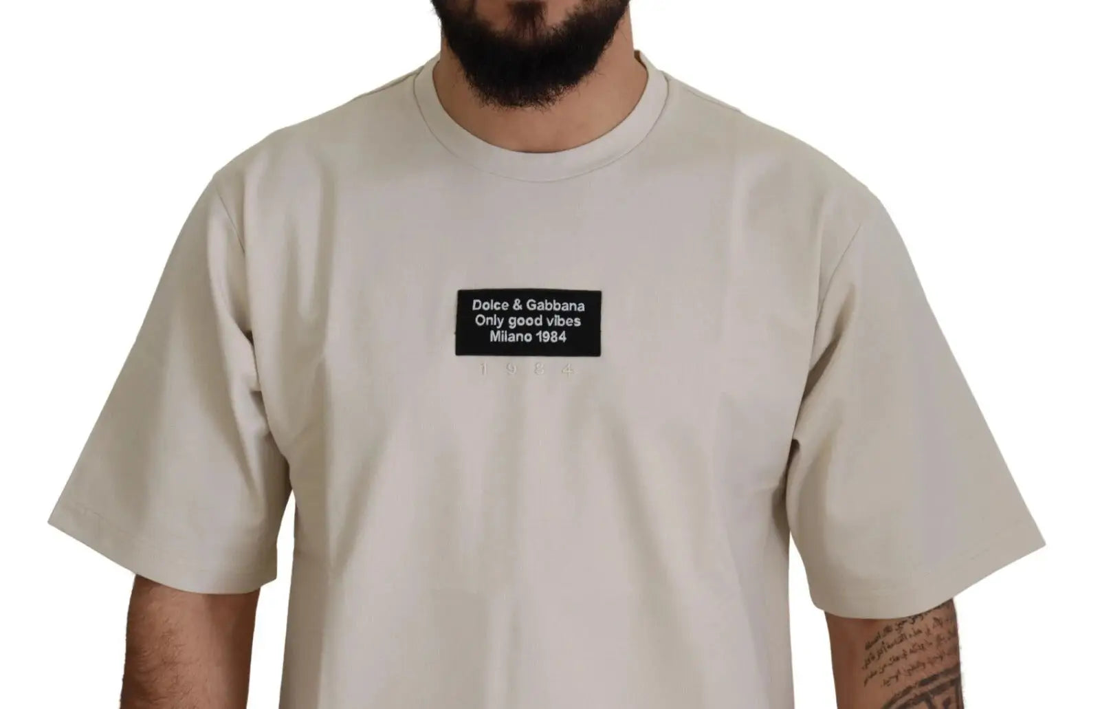 T-shirt beige manches courtes dolce & gabbana en coton avec patch noir imprimé only good vibes milano 1984