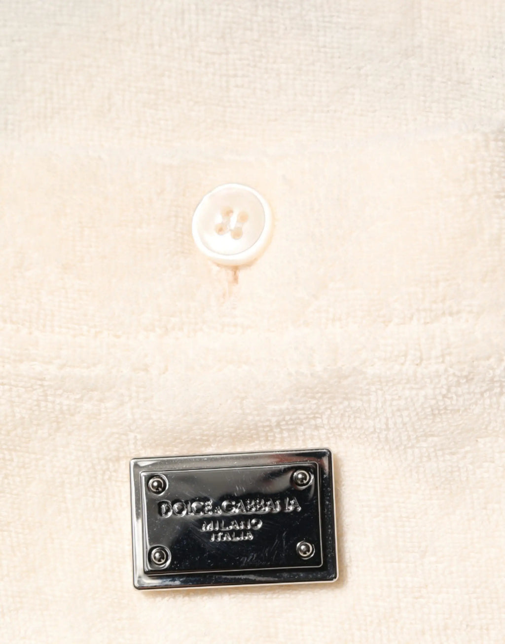 Polo t-shirt dolce & gabbana ivoire en coton éponge avec poche logo, tissu texturé crème, bouton blanc et plaque métal noire