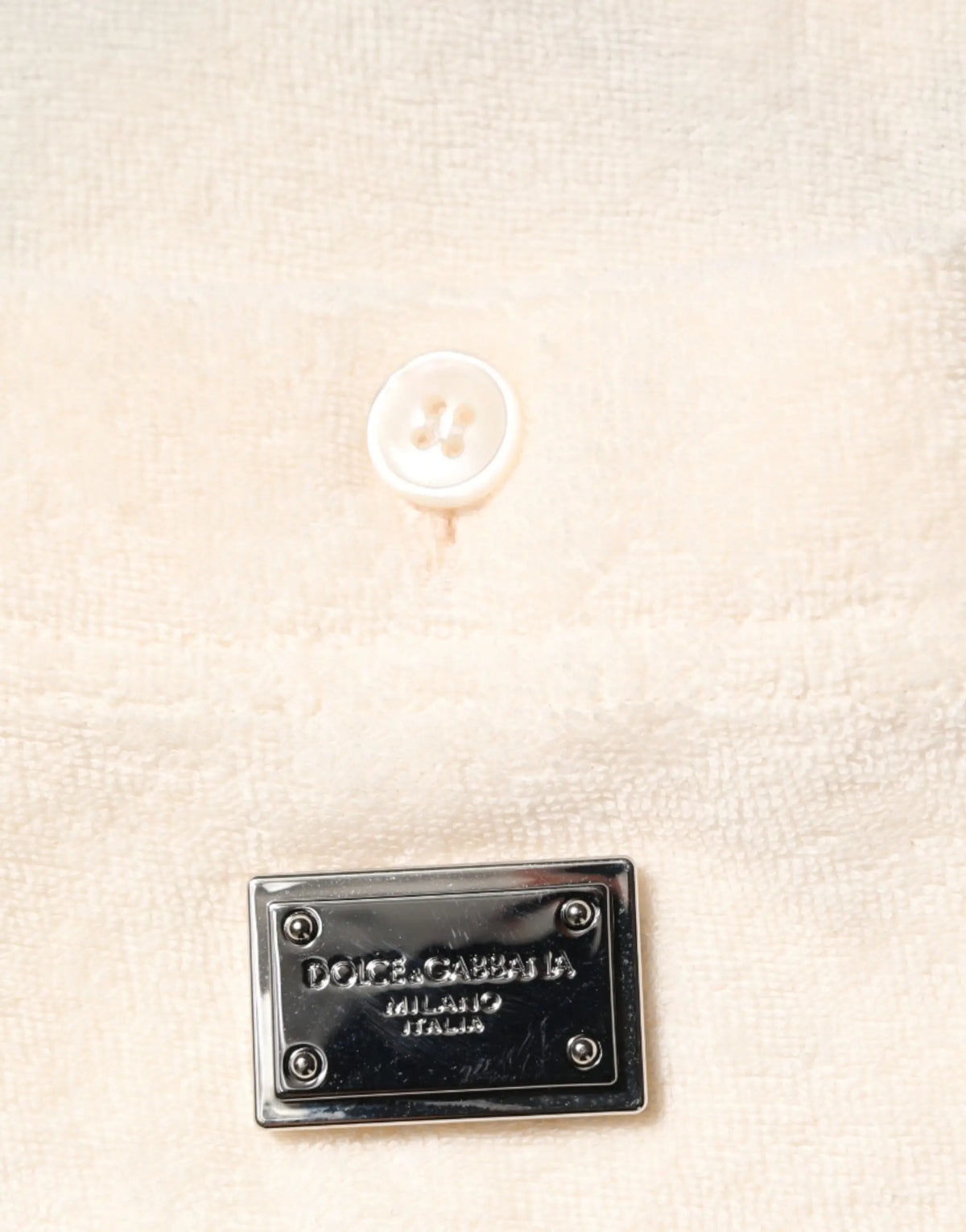 Polo t-shirt dolce & gabbana ivoire en coton éponge avec poche logo, tissu texturé crème, bouton blanc et plaque métal noire
