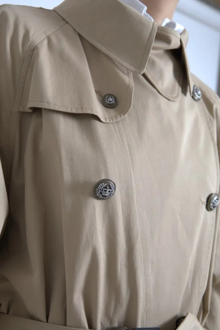 Veste trench beige dolce & gabbana à double boutonnage avec boutons argentés ornés de têtes de meduse embossées