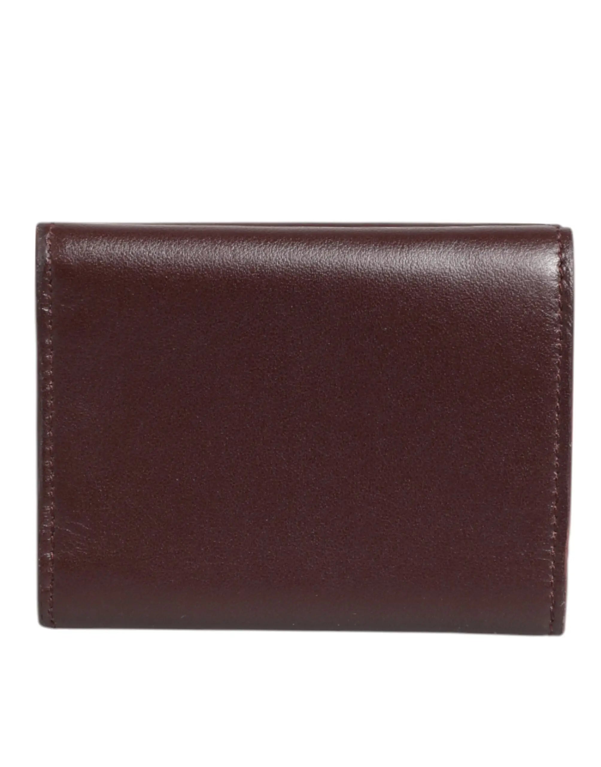 Un porte-cartes trifold pour homme dolce & gabbana en cuir brun foncé avec logo embossé et coutures précises