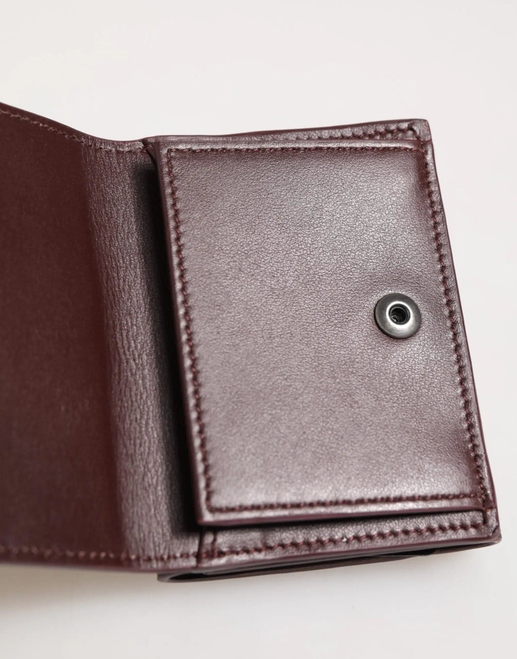 Porte-cartes homme trifold en cuir embossé dolce & gabbana couleur bordeaux avec bouton pression argenté