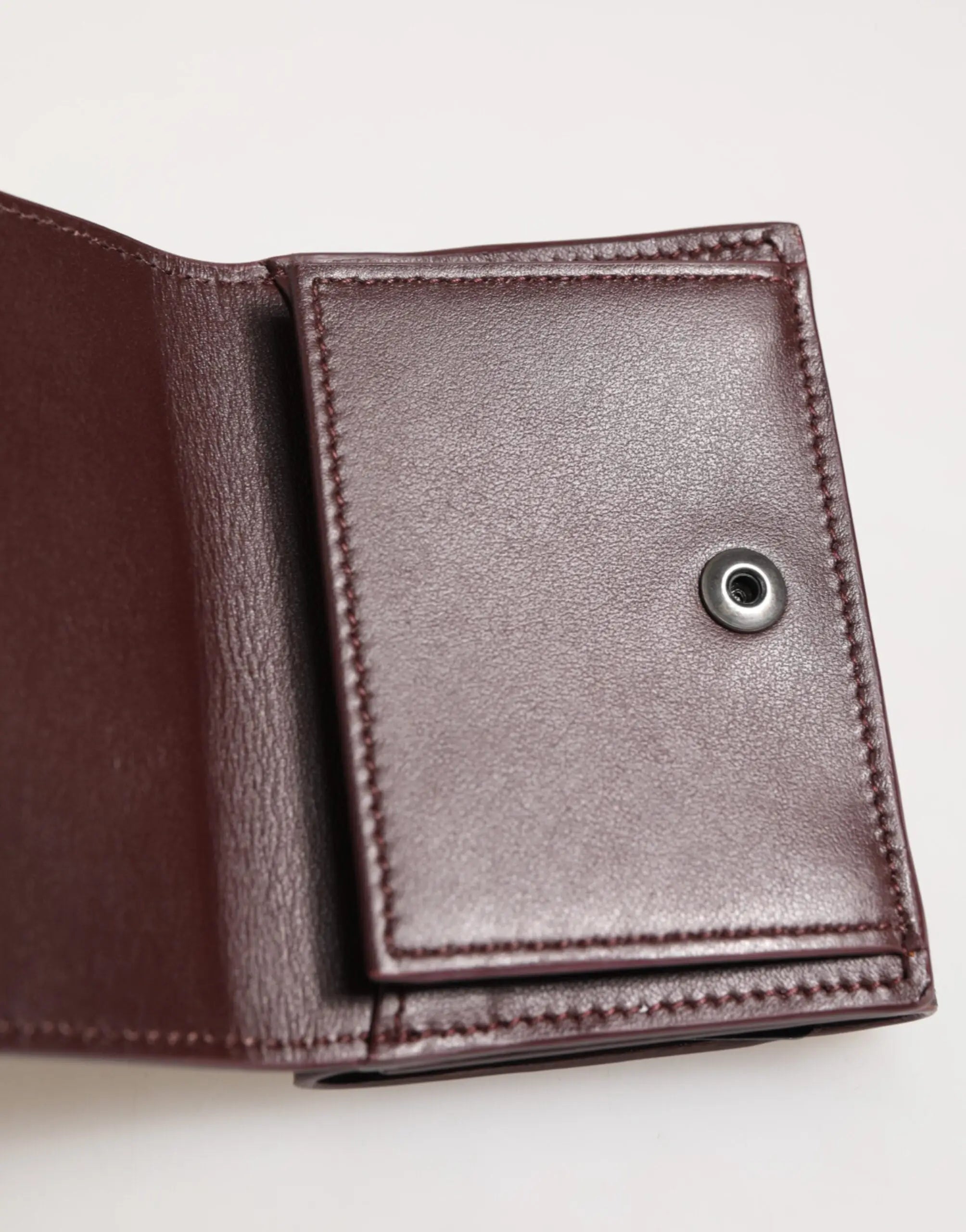 Porte-cartes homme trifold en cuir embossé dolce & gabbana couleur bordeaux avec bouton pression argenté
