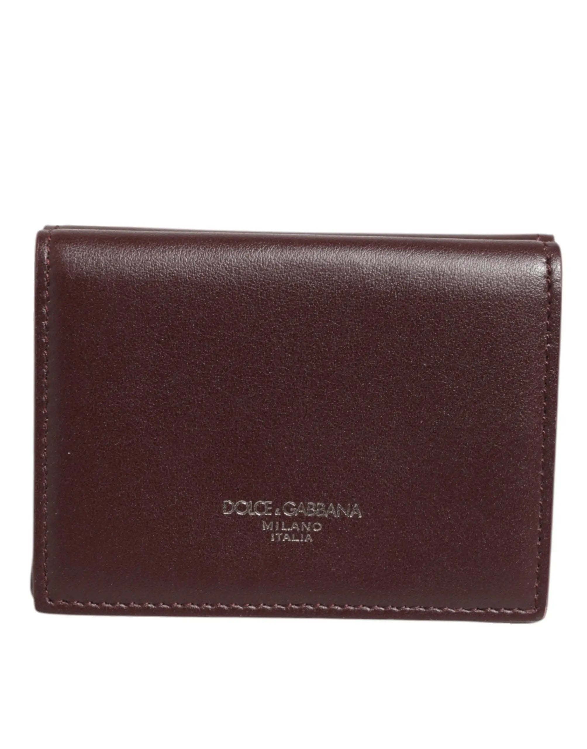Un porte-cartes homme en cuir brun foncé dolce & gabbana avec logo embossé argent et couture précise