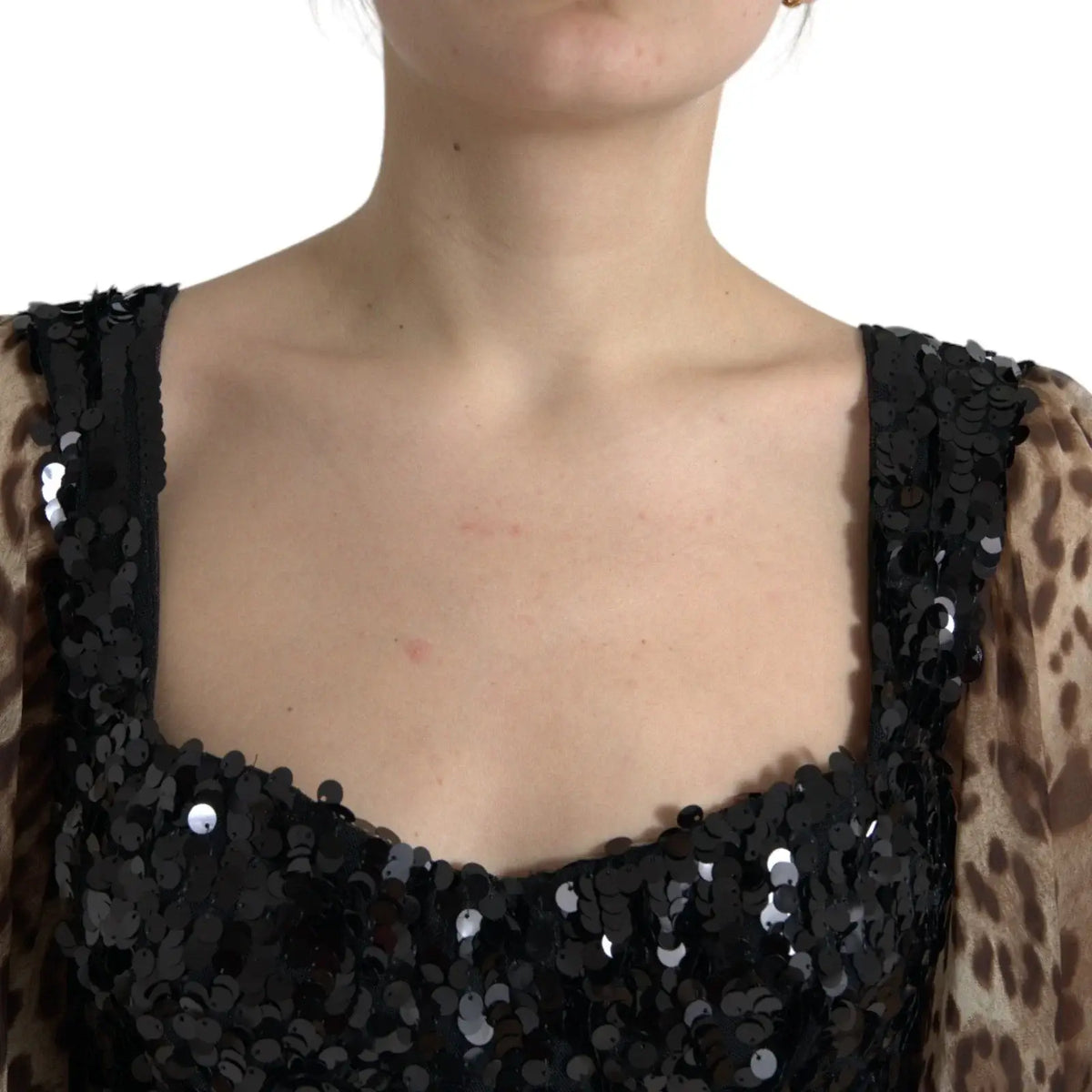 Top noir à sequins avec encolure carrée et manches léopard en soie de la robe maxi ruffle de Dolce & Gabbana