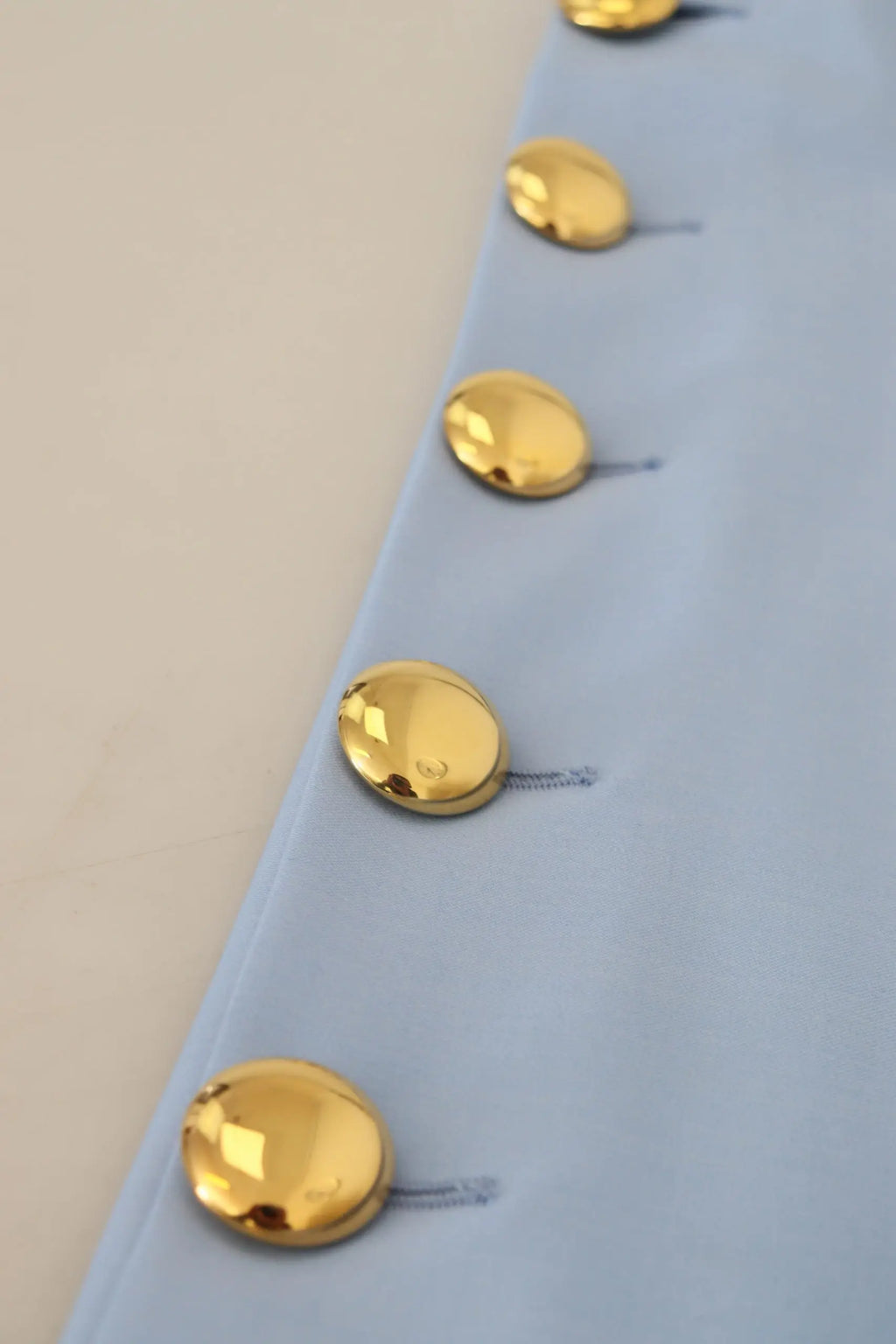 Boutons dorés ovales métalliques sur couture des pantalons larges bleu clair dolce & gabbana en tissu