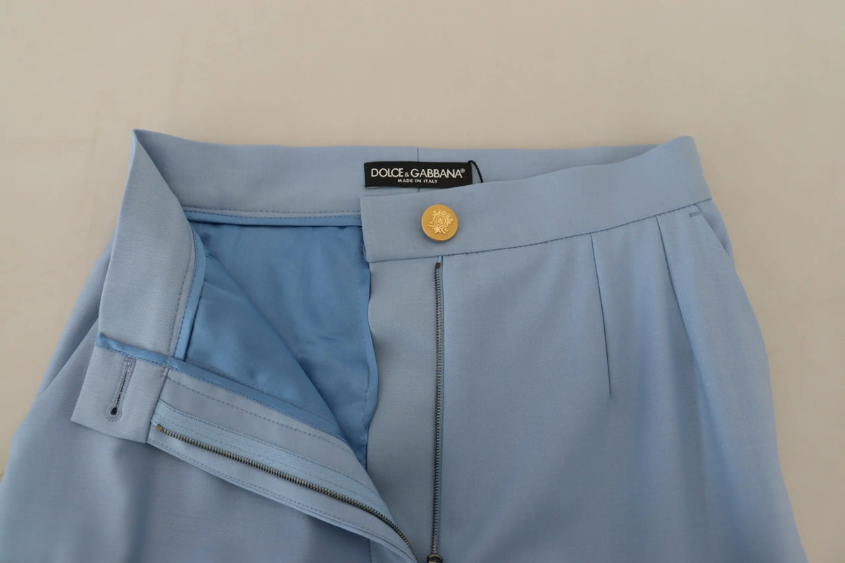 Pantalon large dolce & gabbana bleu clair avec bouton doré et étiquette de marque visible