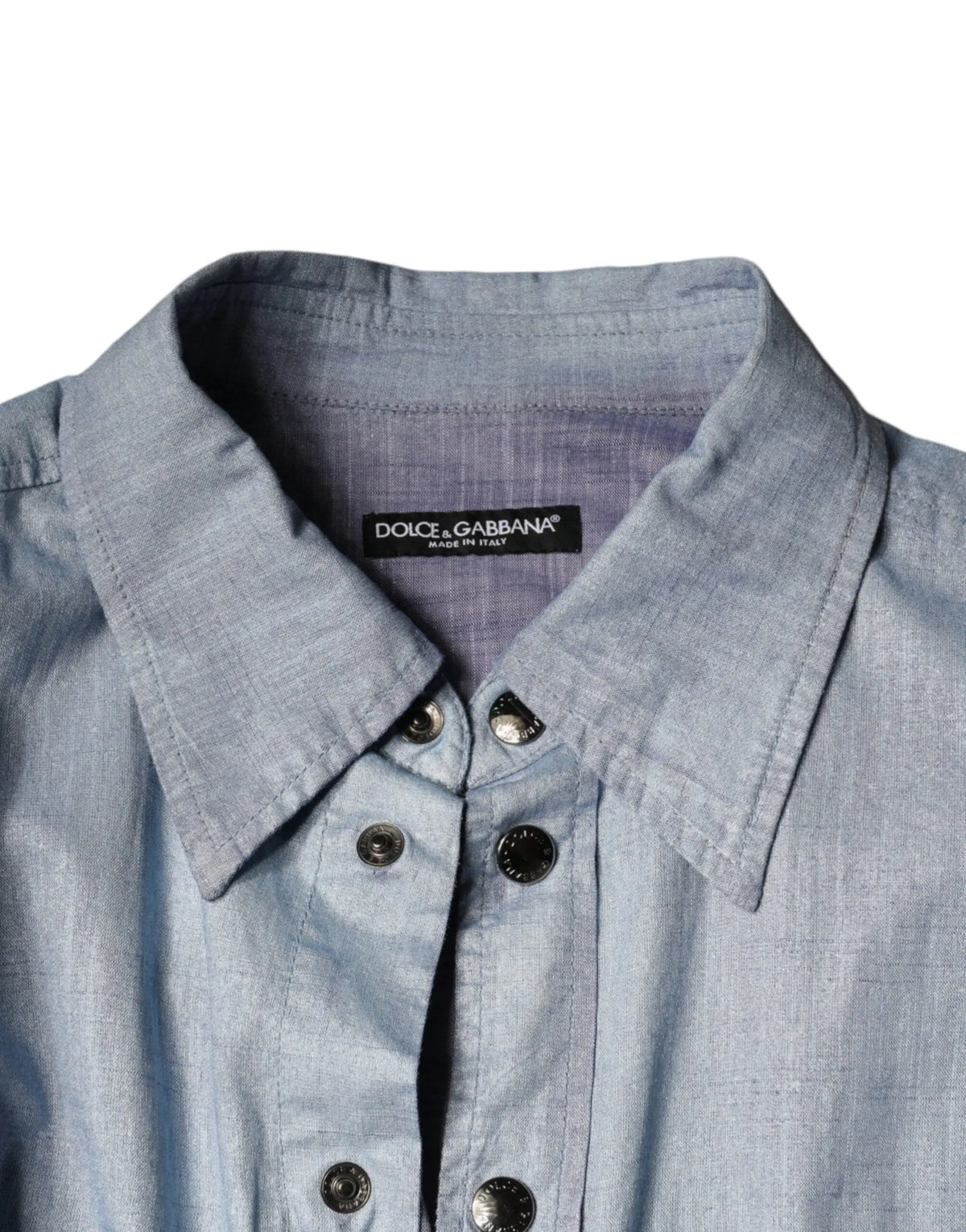 Chemise décontractée dolce & gabbana en coton bleu clair avec boutons métalliques noirs et étiquette dans le col