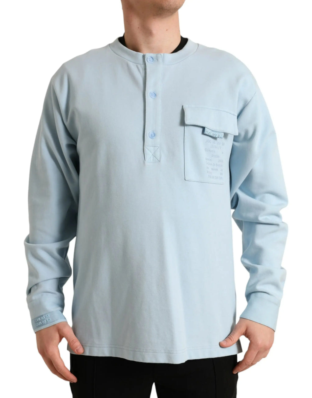Dolce & gabbana pull en coton bleu clair avec col boutonné, manches longues, poche poitrine et broderies subtiles
