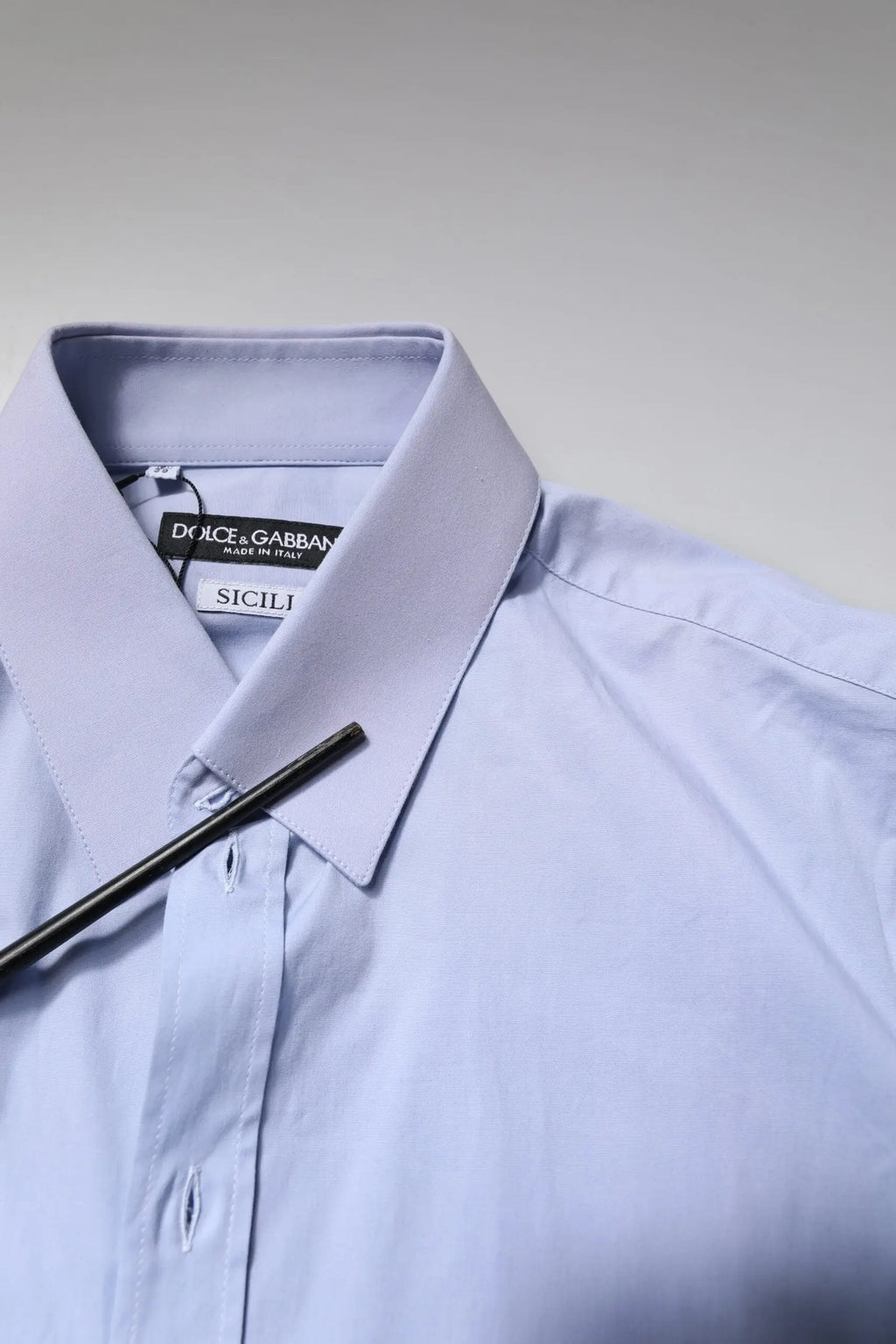 Chemise élégante dolce gabbana sicilia bleu clair en coton avec col net et boutonnage sur le devant
