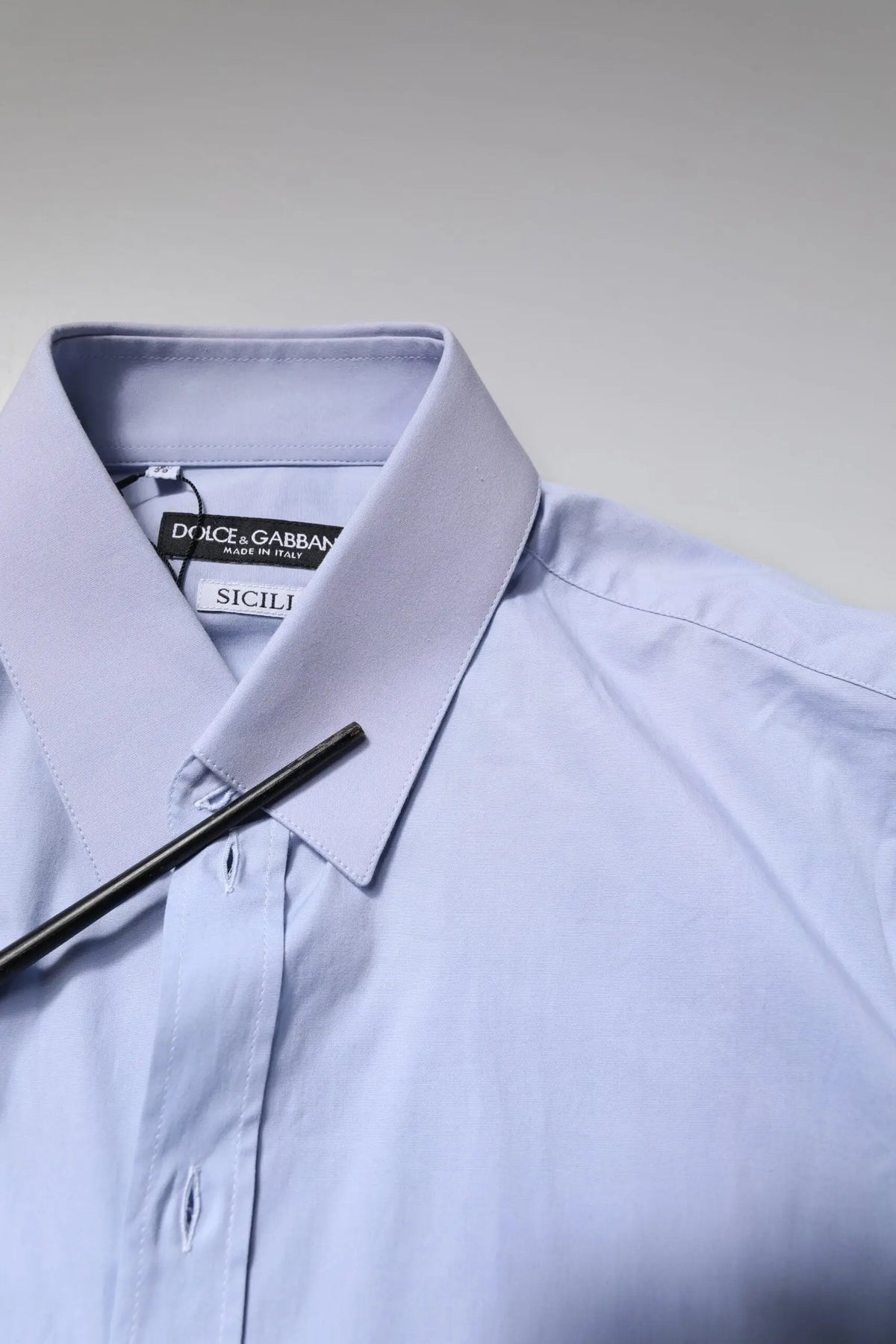 Chemise élégante dolce gabbana sicilia bleu clair en coton avec col net et boutonnage sur le devant