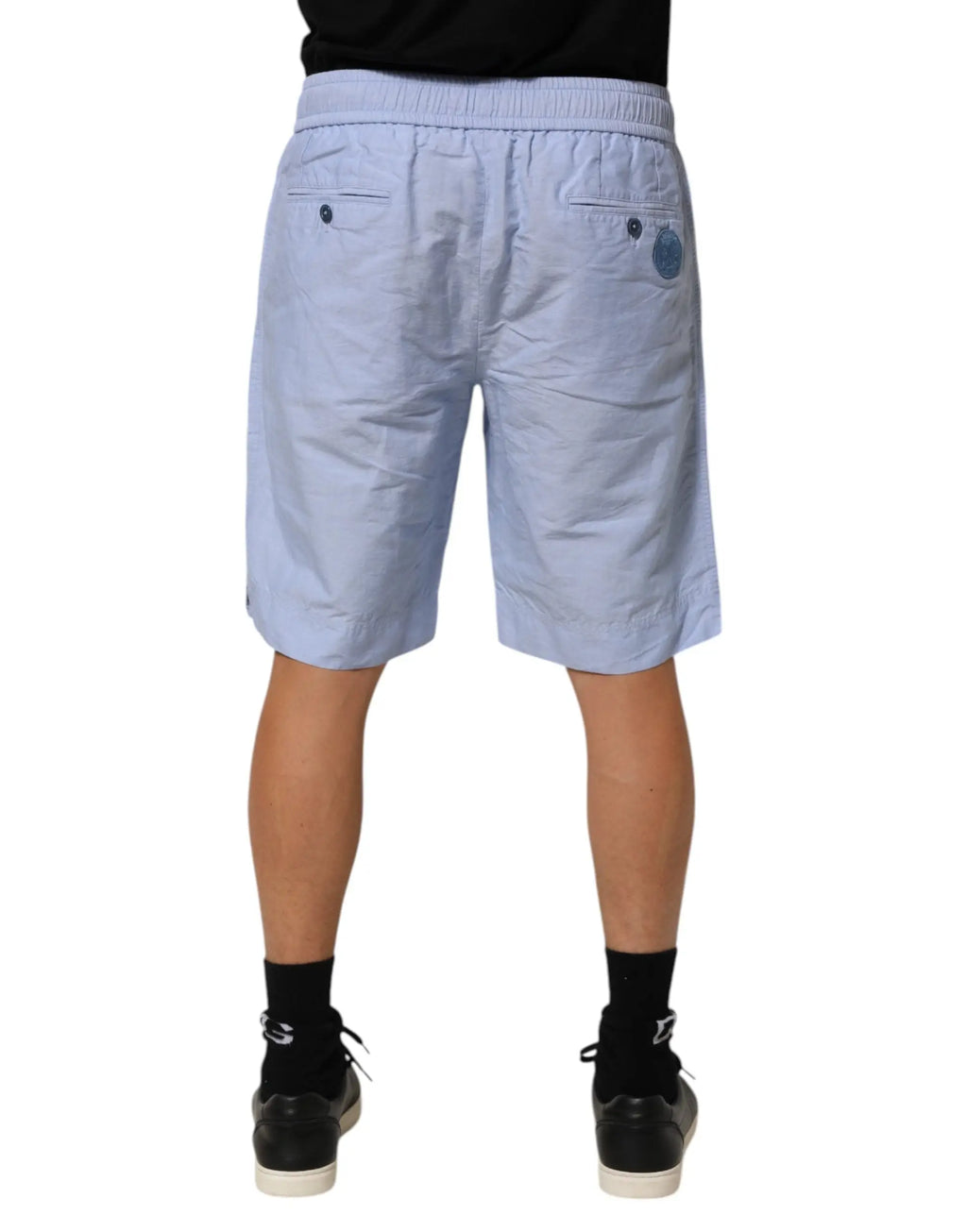 Shorts bermuda homme dolce & gabbana bleu clair en lin léger avec taille à cordon et deux poches arrière montrées de dos