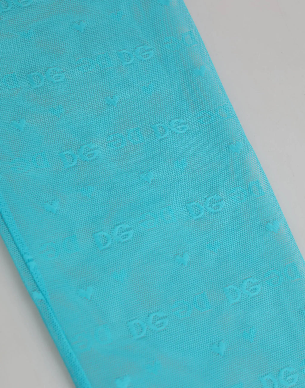 Écharpe translucide turquoise avec motif logo dg embossé associée à un pantalon lingerie en nylon dentelle bleu clair dolce & gabbana