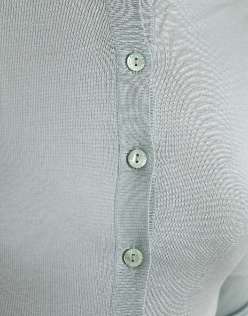 Cardigan dolce & gabbana en soie bleu clair à col rond avec trois boutons argentés sur le devant en gris clair tricoté