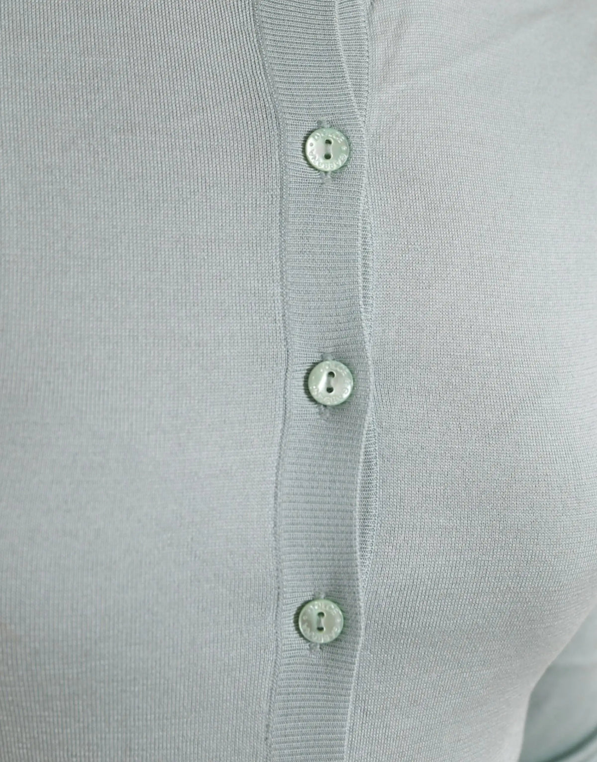 Cardigan dolce & gabbana en soie bleu clair à col rond avec trois boutons argentés sur le devant en gris clair tricoté