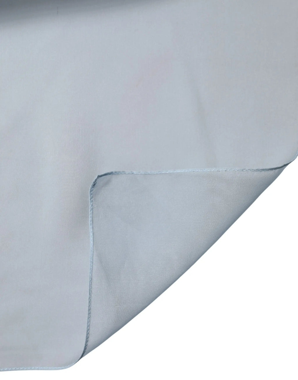 Nappe gris clair avec surface lisse légèrement réfléchissante et bords finement cousus pour dolce gabbana étole en soie bleu clair 200 cm x 130 cm