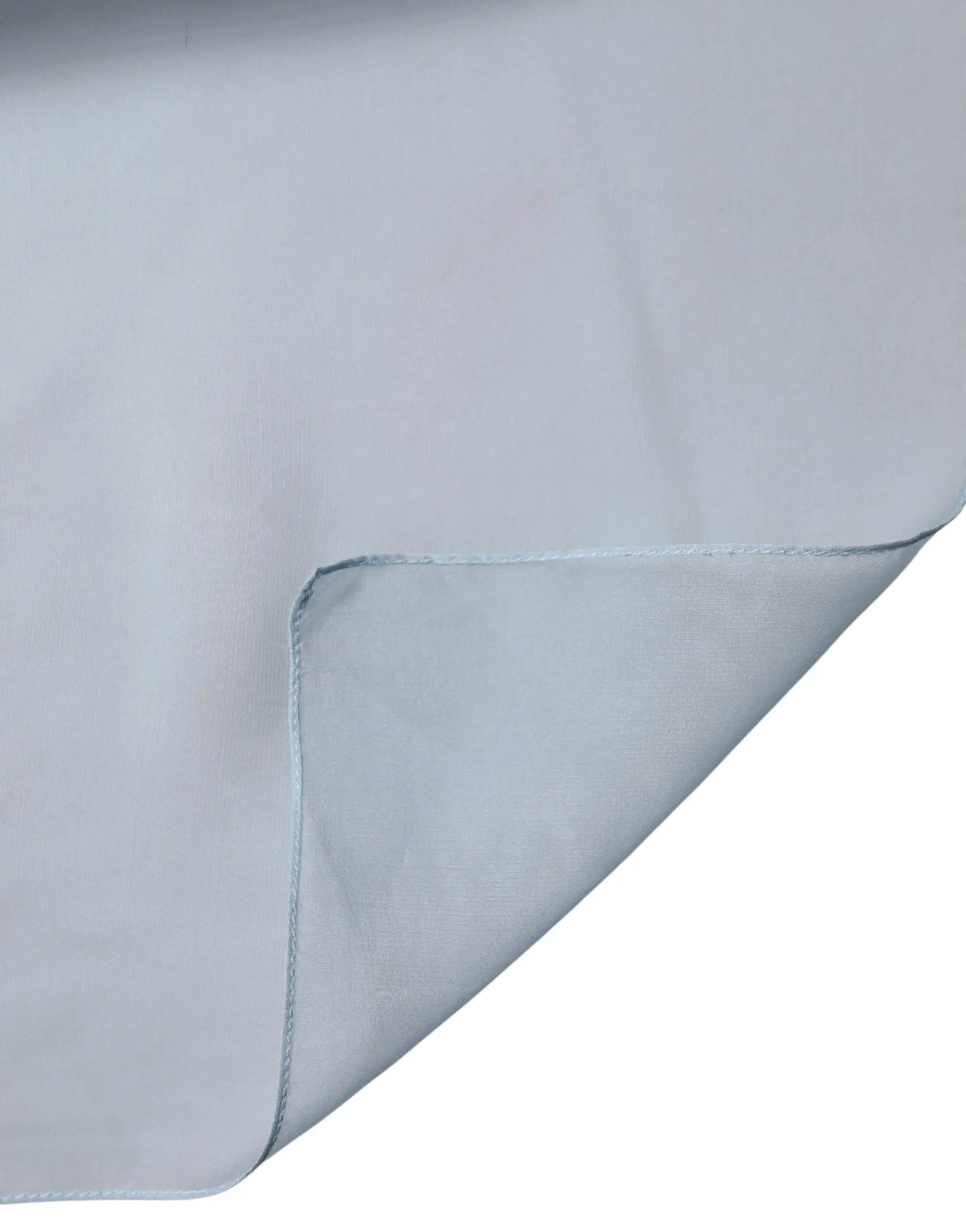 Nappe gris clair avec surface lisse légèrement réfléchissante et bords finement cousus pour dolce gabbana étole en soie bleu clair 200 cm x 130 cm